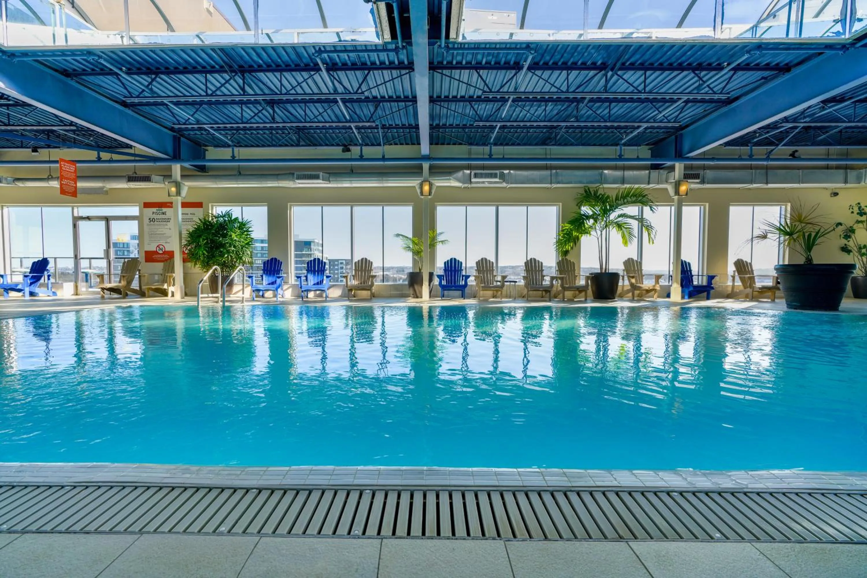Swimming pool in Hôtel Must Aéroport de Québec par JARO