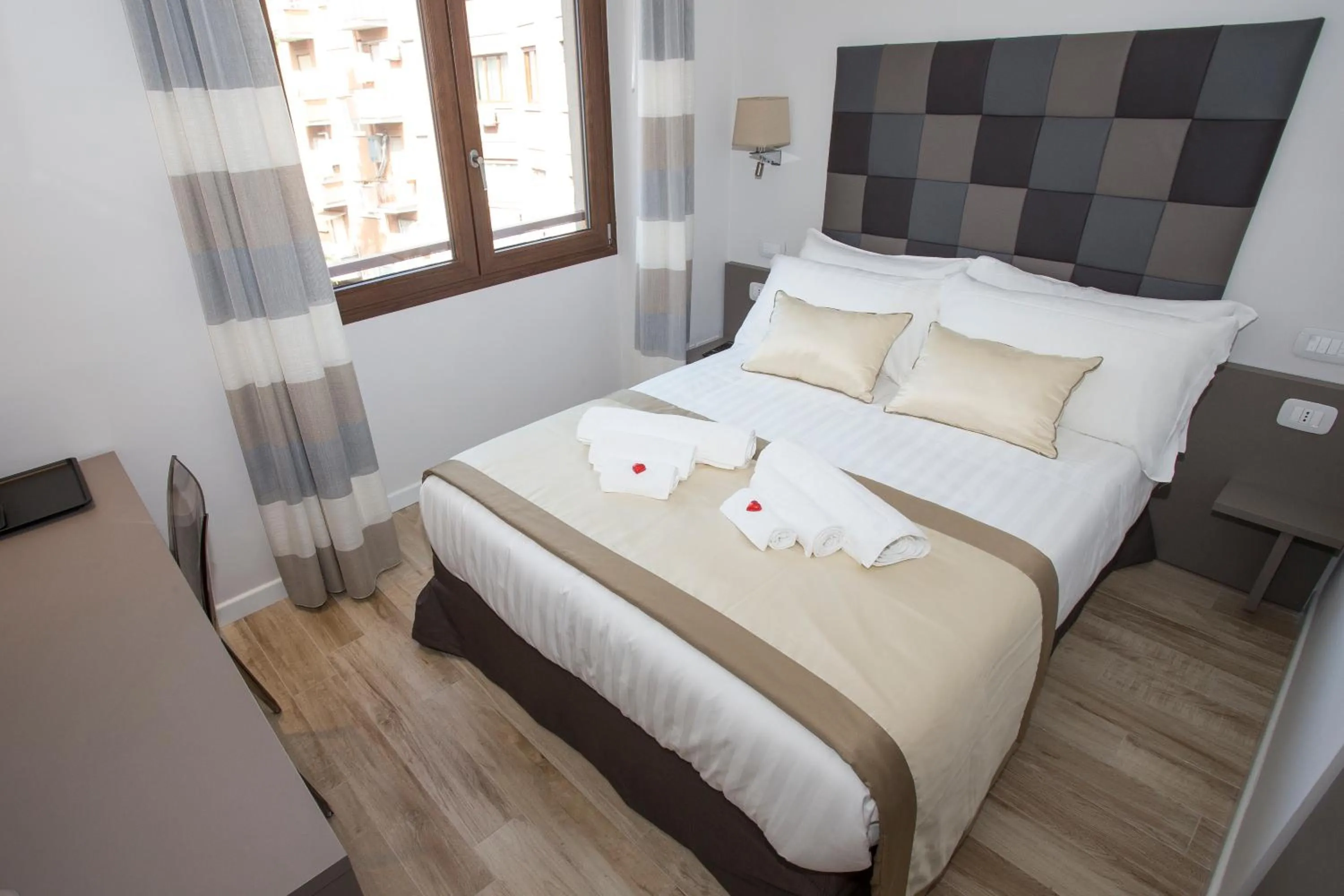 Day, Bed in Leonardo Da Vinci Guest House