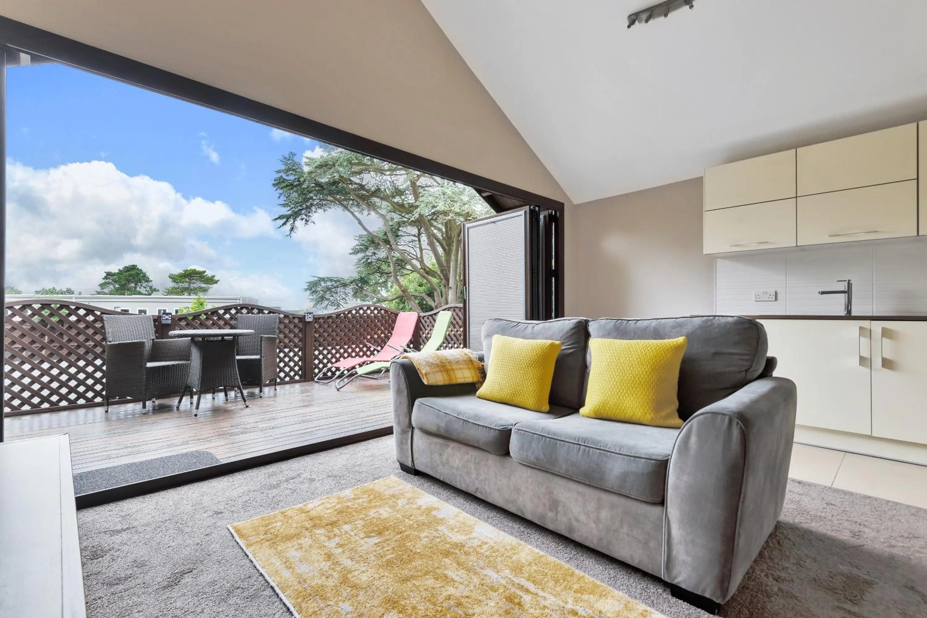 Patio in Hamble Retreat Studios and Lodge