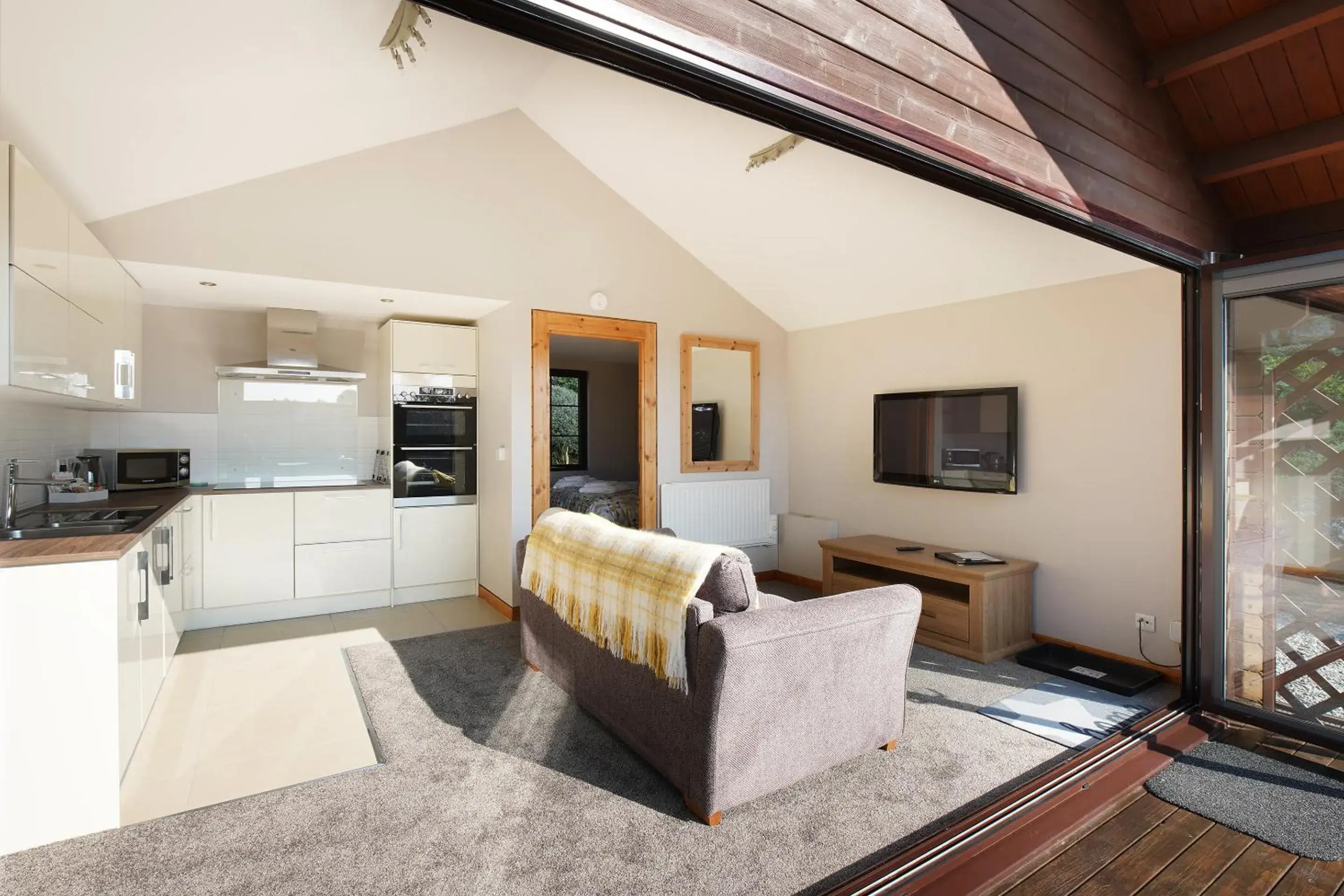 One Bedroom Lodge with Private Hot Tub & Spa in Hamble Retreat Studios and Lodge One Bedroom Lodge with Private Hot Tub & Spa in Hamble Retreat Studios and Lodge