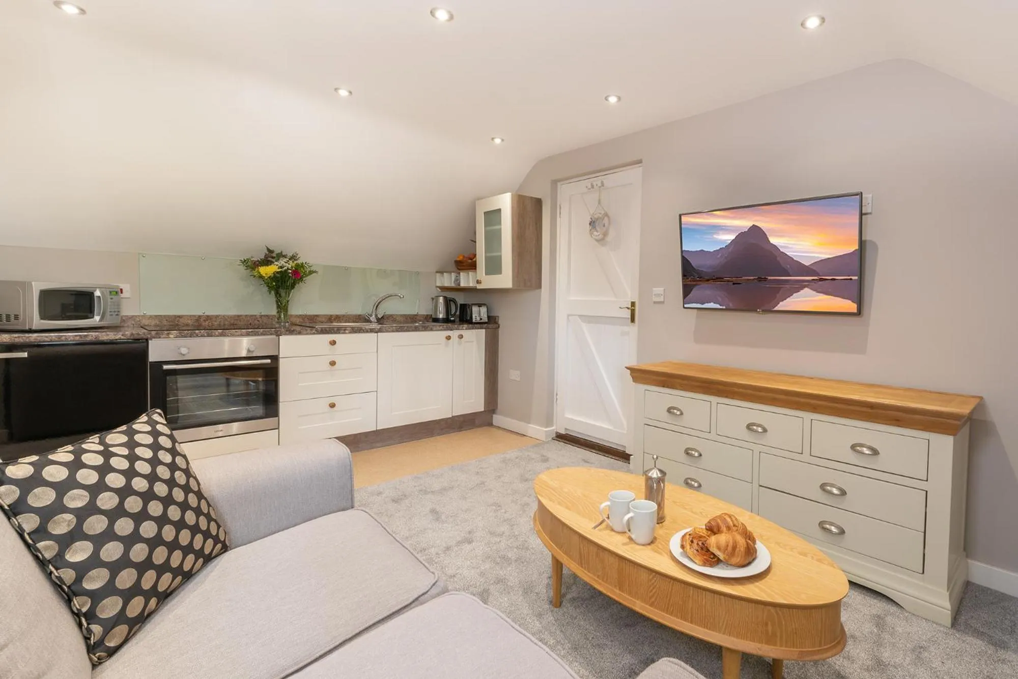 TV and multimedia in Hamble Retreat Studios and Lodge