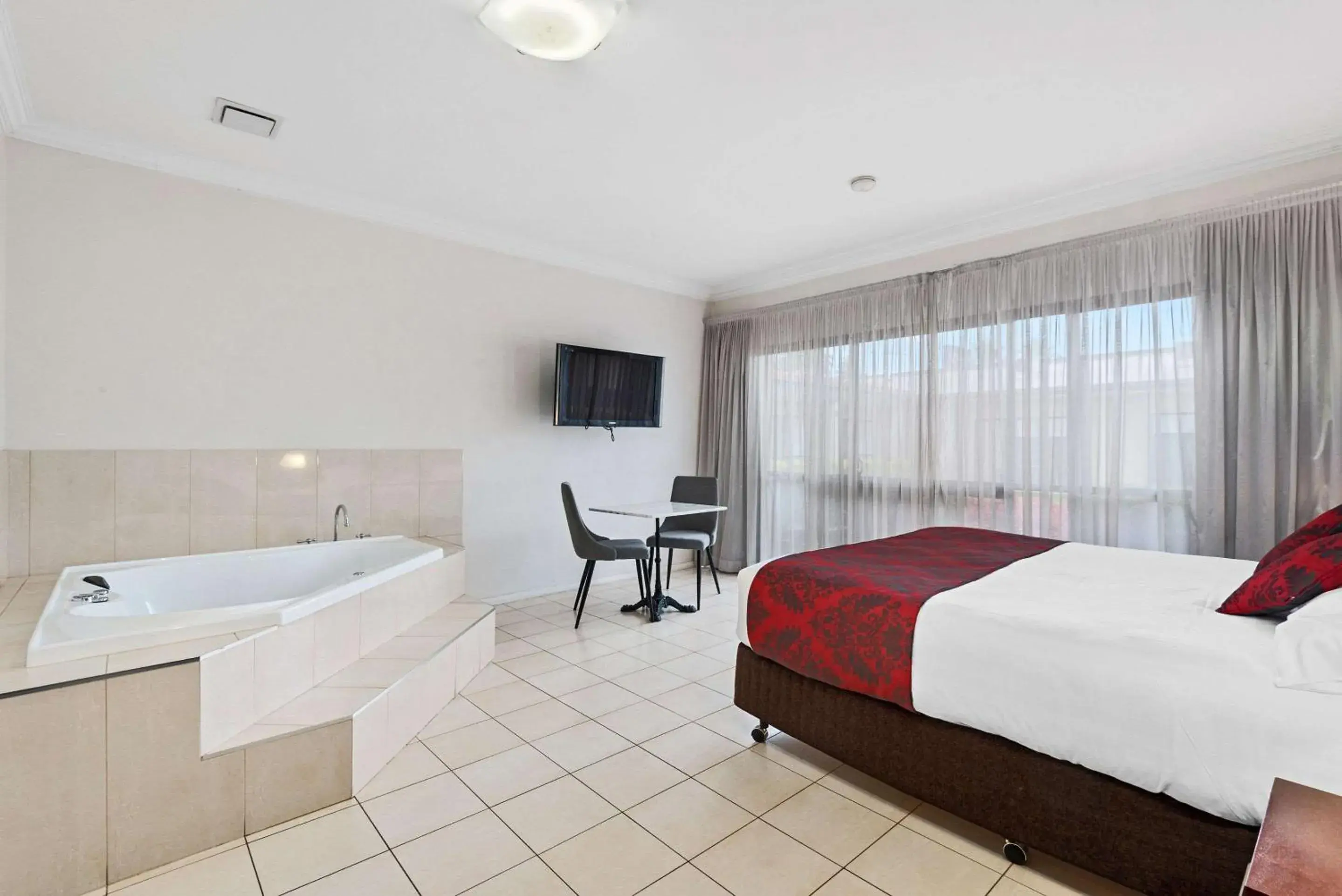 Bedroom, Bed in Comfort Inn Deakin Palms Bedroom, Bed in Comfort Inn Deakin Palms