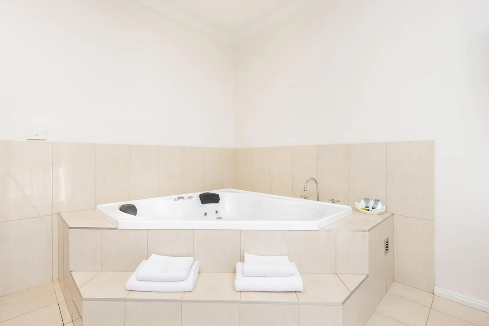 Hot Tub in Comfort Inn Deakin Palms