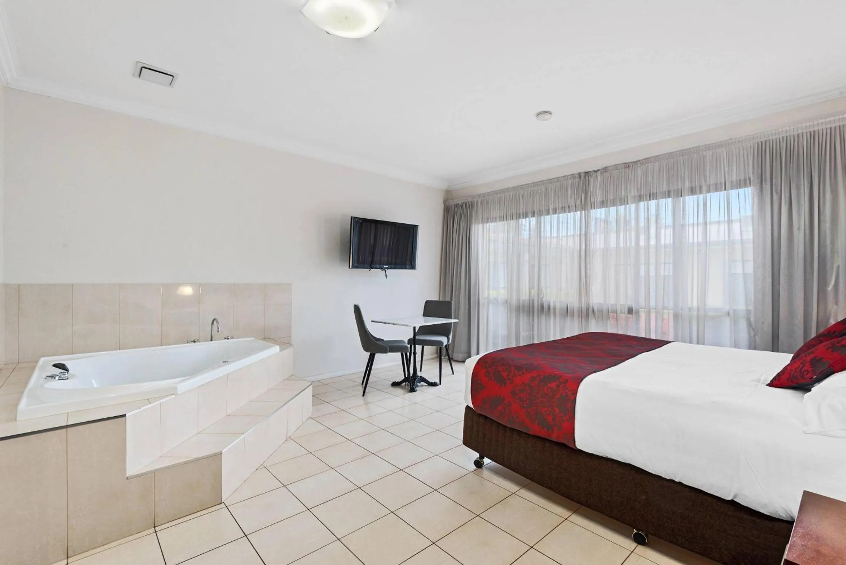 Bedroom, Bed in Comfort Inn Deakin Palms