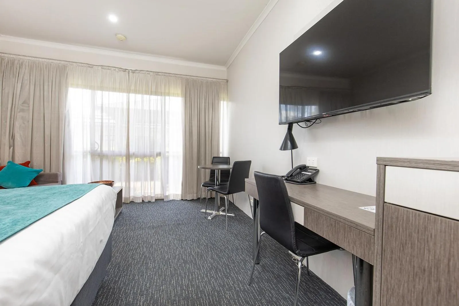 Dining area, Bed in Comfort Inn Deakin Palms