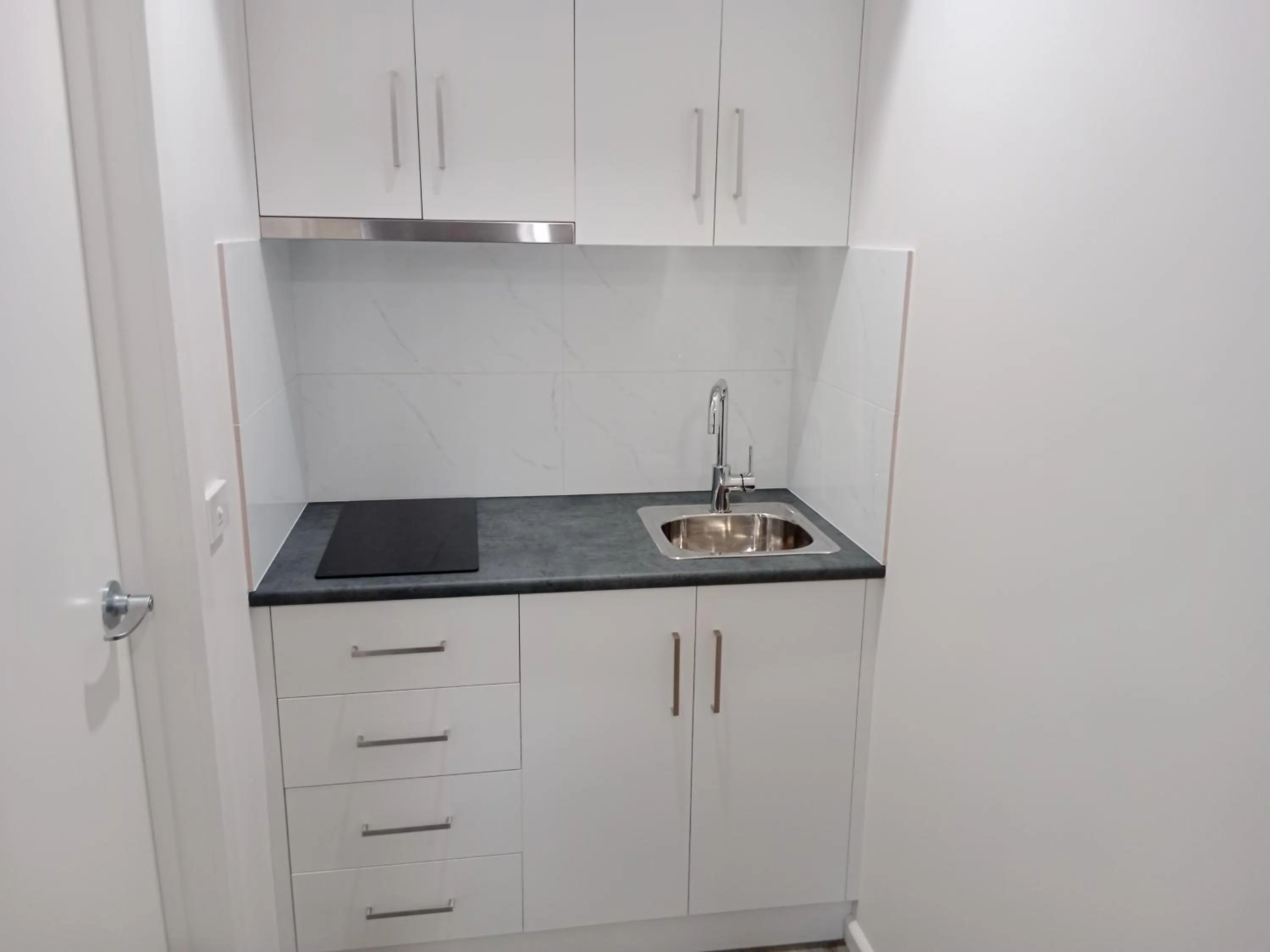 Kitchen or kitchenette in Comfort Inn Deakin Palms