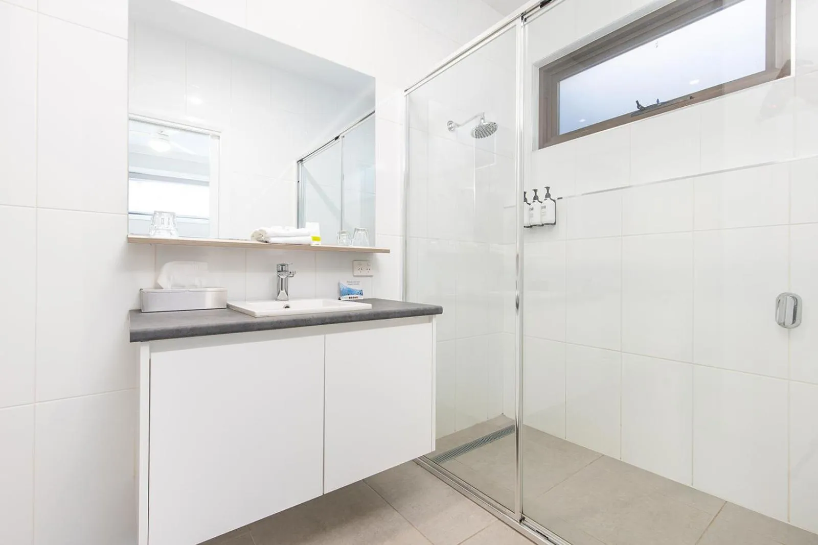 Bathroom in Comfort Inn Deakin Palms