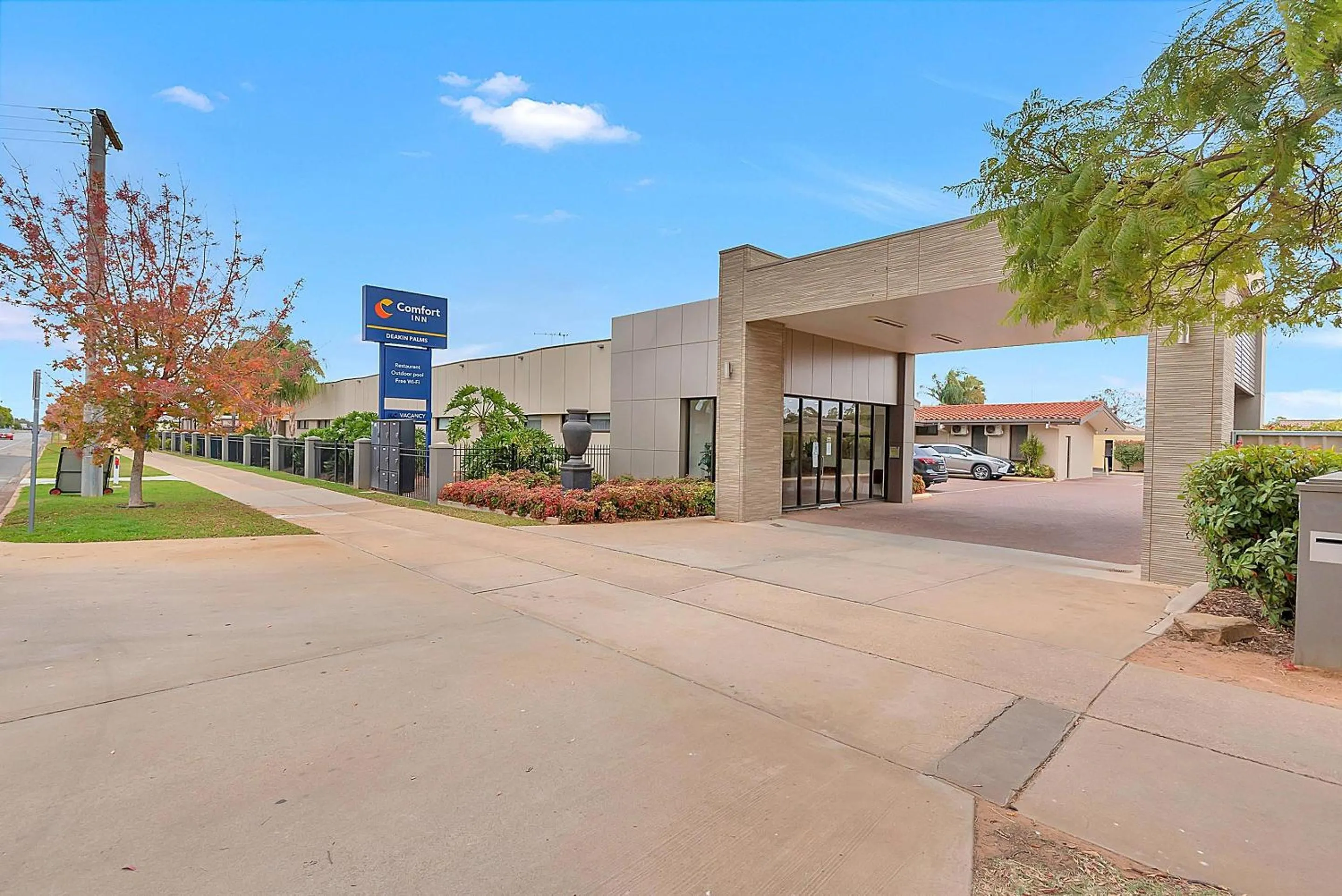 Property building in Comfort Inn Deakin Palms