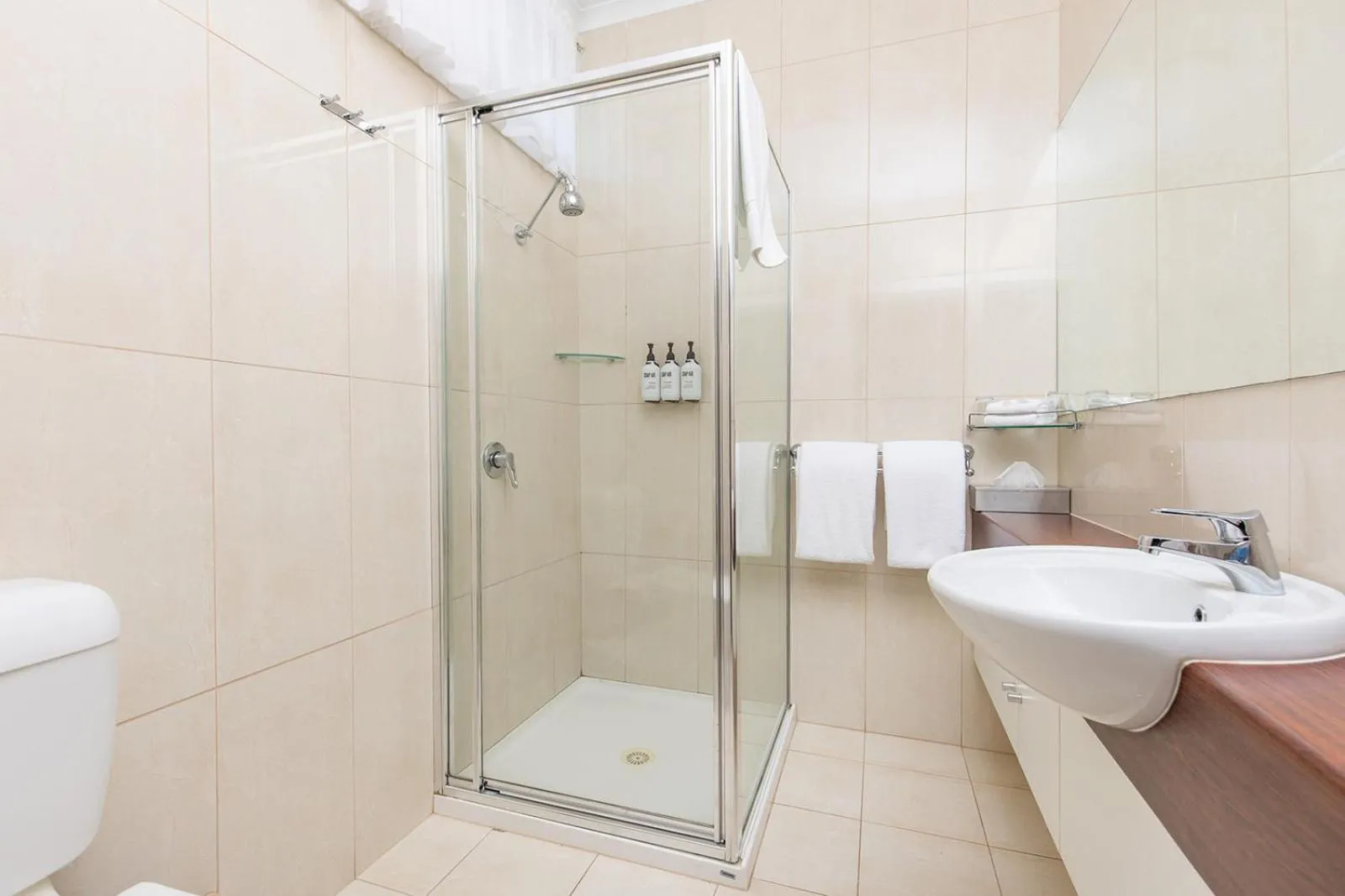 Bathroom in Comfort Inn Deakin Palms