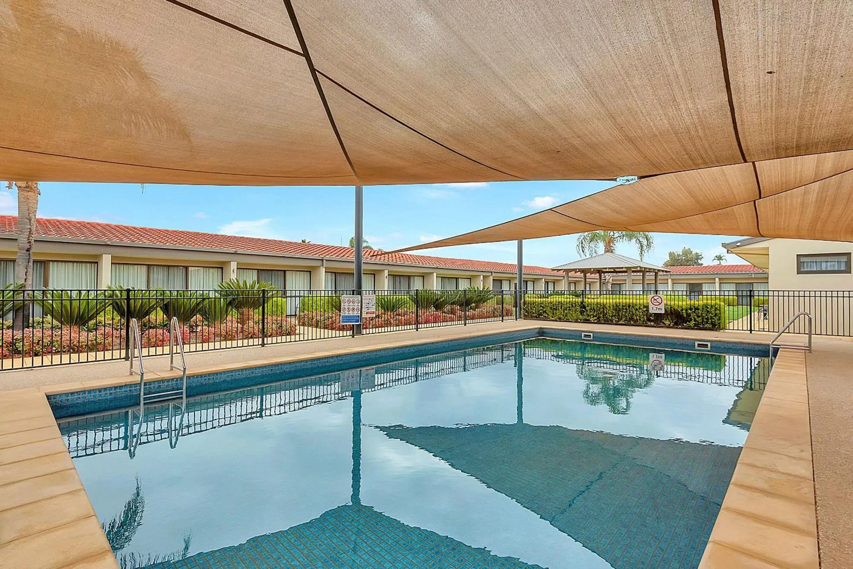 Swimming pool in Comfort Inn Deakin Palms Swimming pool in Comfort Inn Deakin Palms
