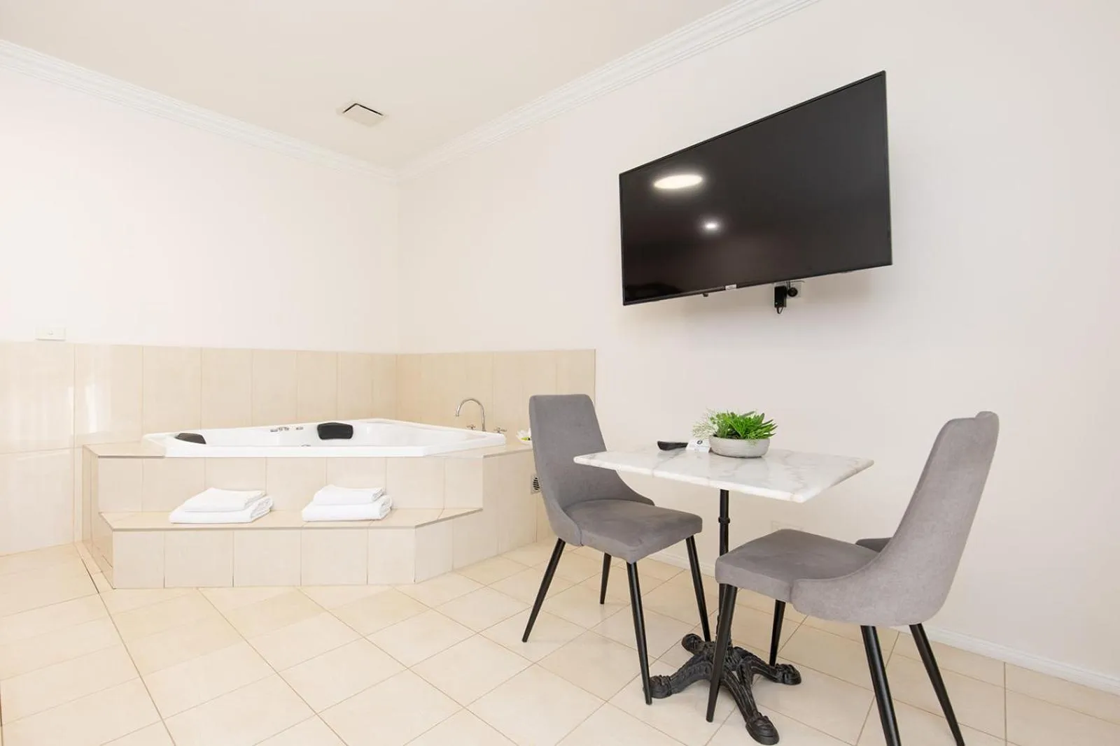 Dining area in Comfort Inn Deakin Palms