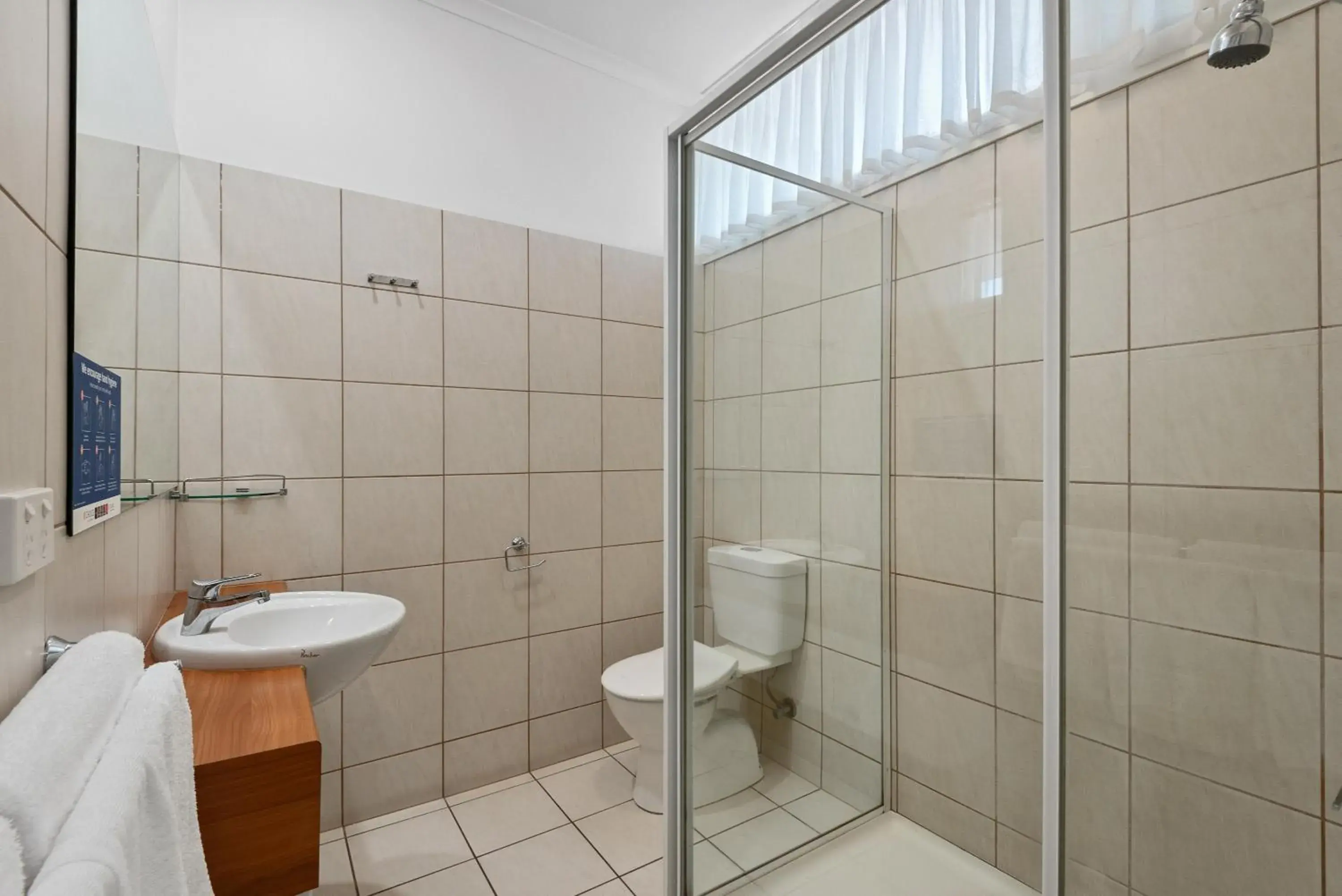 Bathroom in Comfort Inn Deakin Palms Bathroom in Comfort Inn Deakin Palms