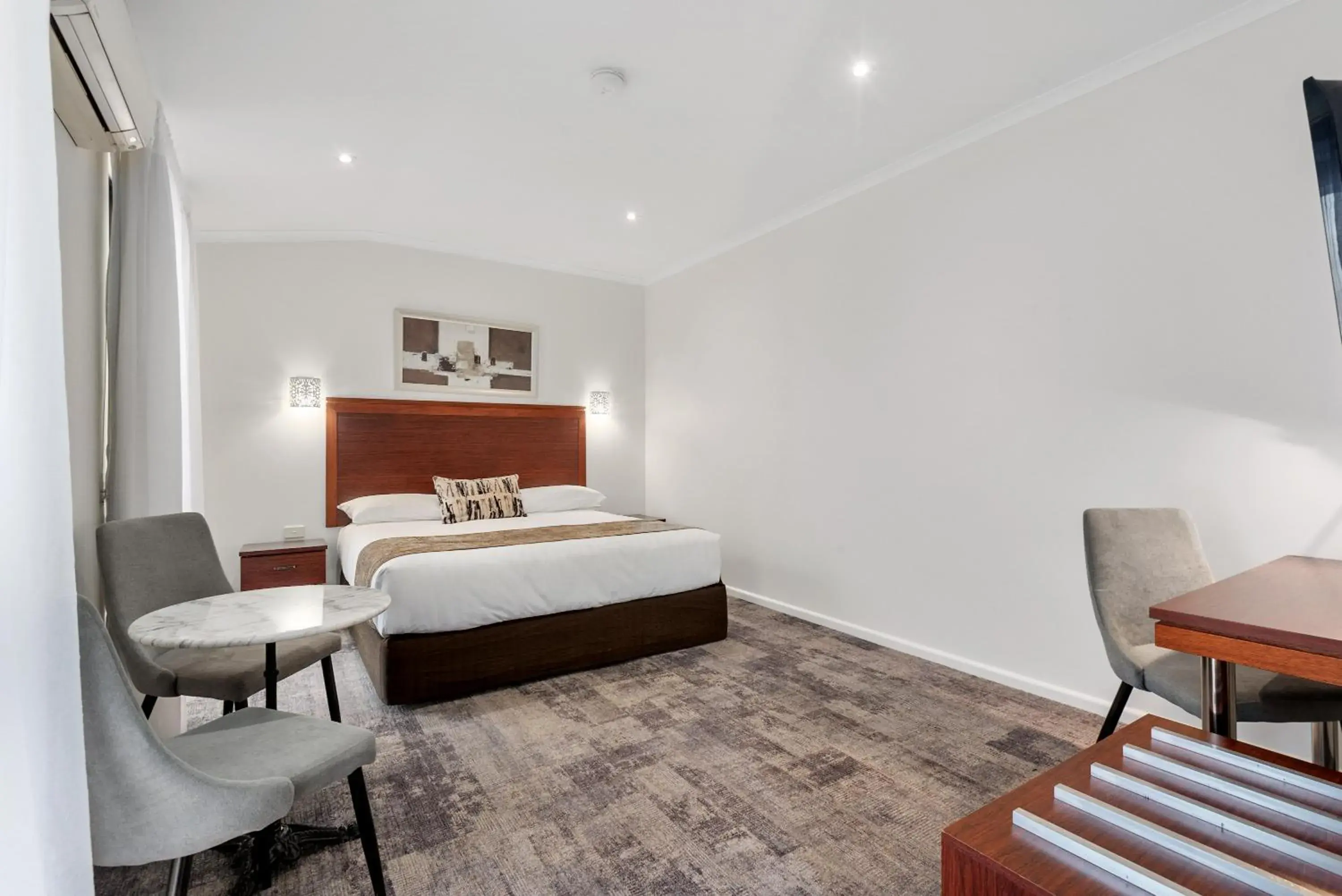 Deluxe King Room in Comfort Inn Deakin Palms Deluxe King Room in Comfort Inn Deakin Palms