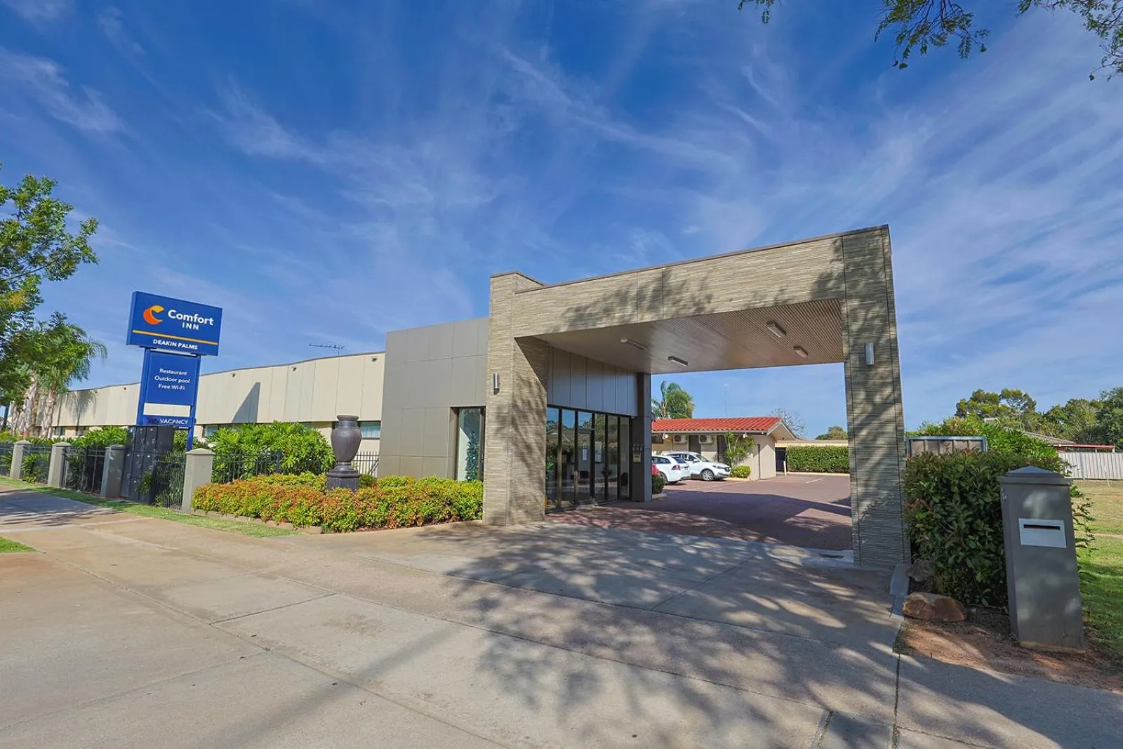 Facade/entrance in Comfort Inn Deakin Palms