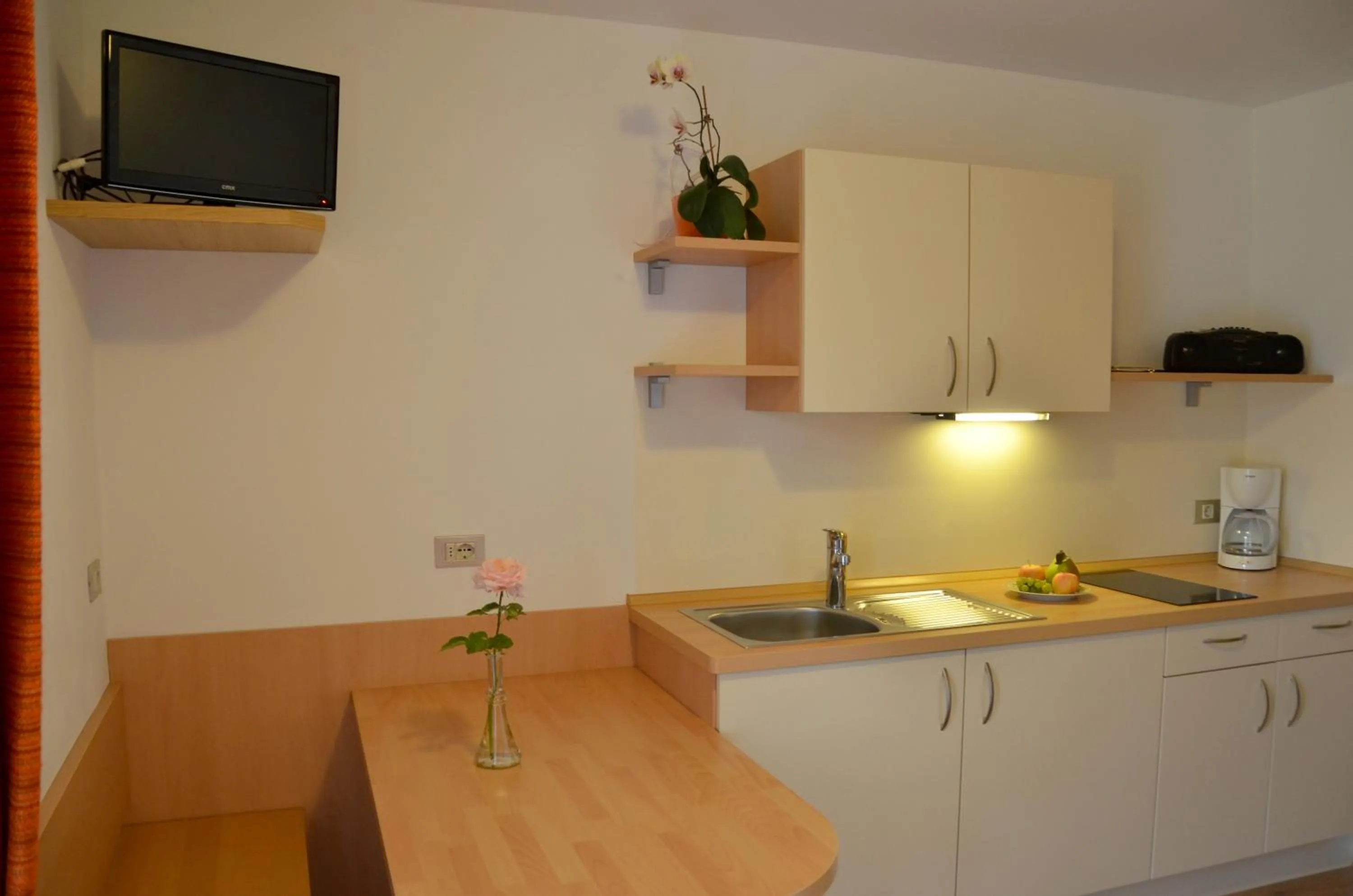 Kitchen or kitchenette in Gästehaus Thaler