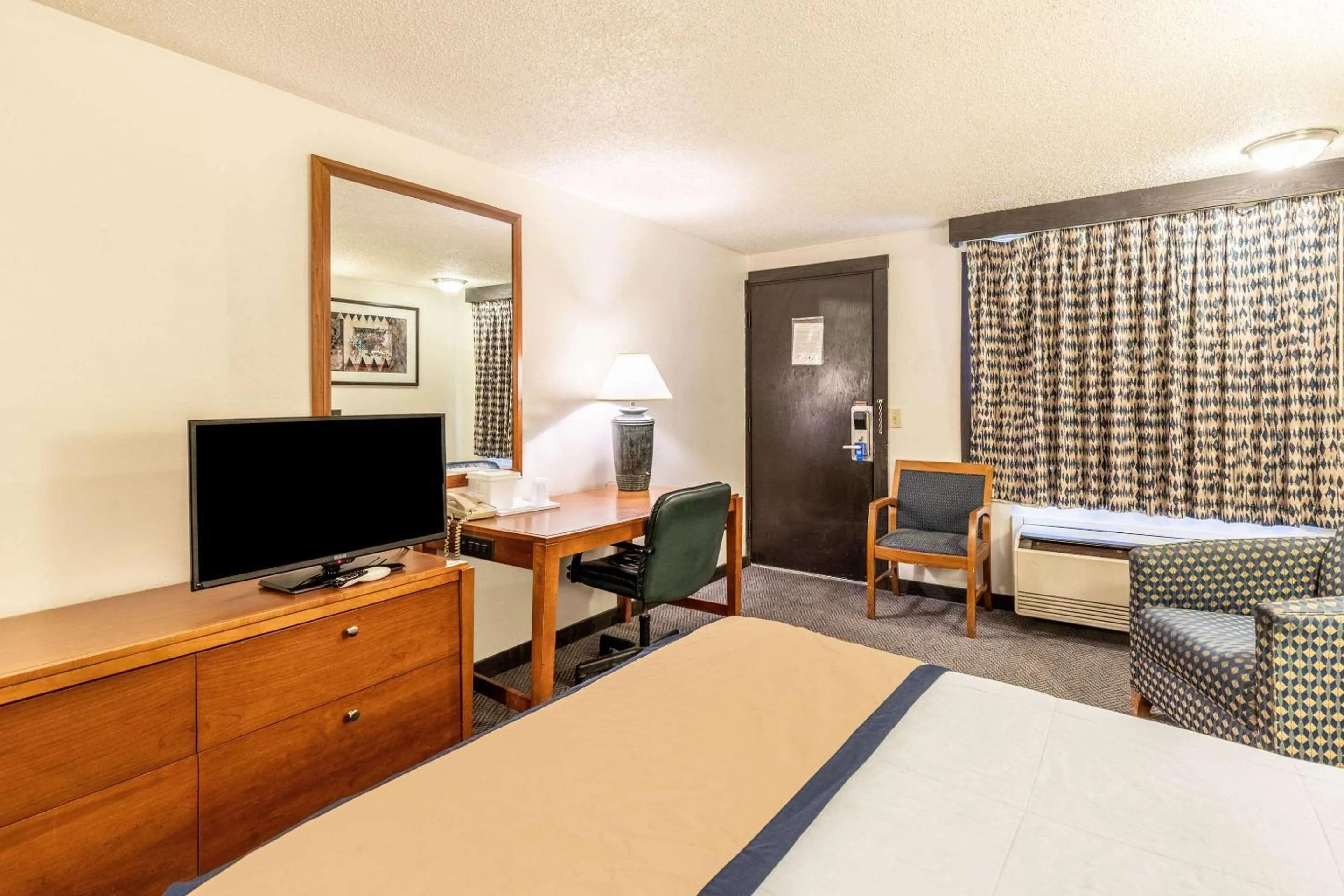 Photo of the whole room, Bed in Value Inn Kenosha I-94 - Exit 344