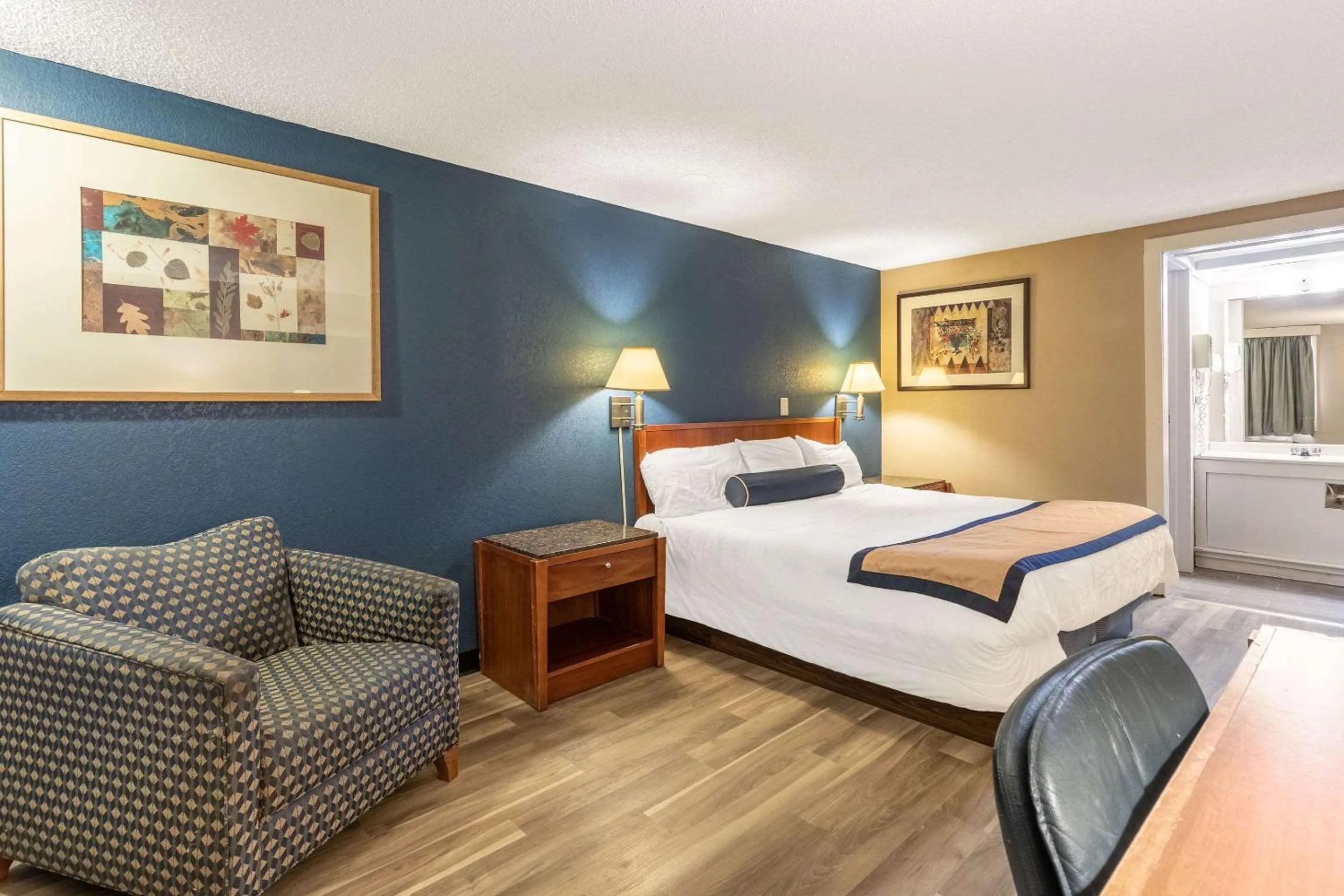 Bed in Value Inn Kenosha I-94 - Exit 344