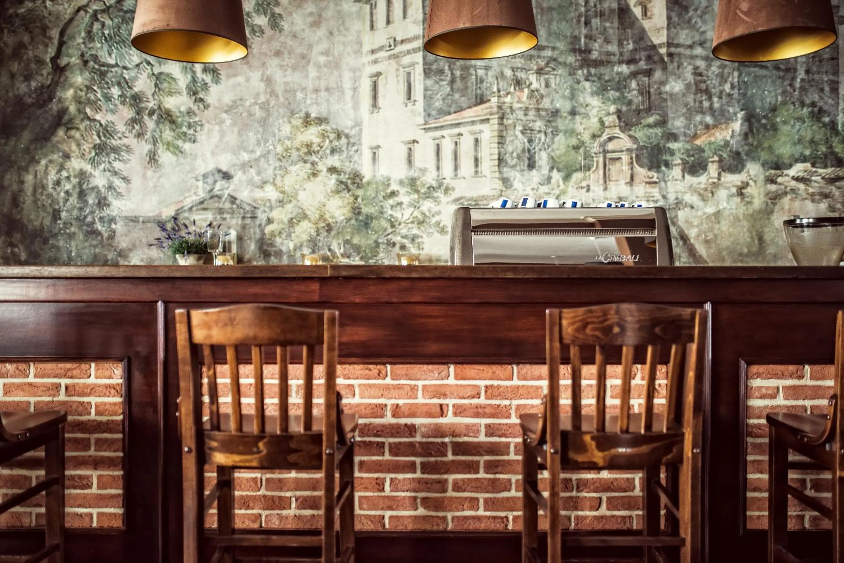 Restaurant/places to eat in Maestro Inn