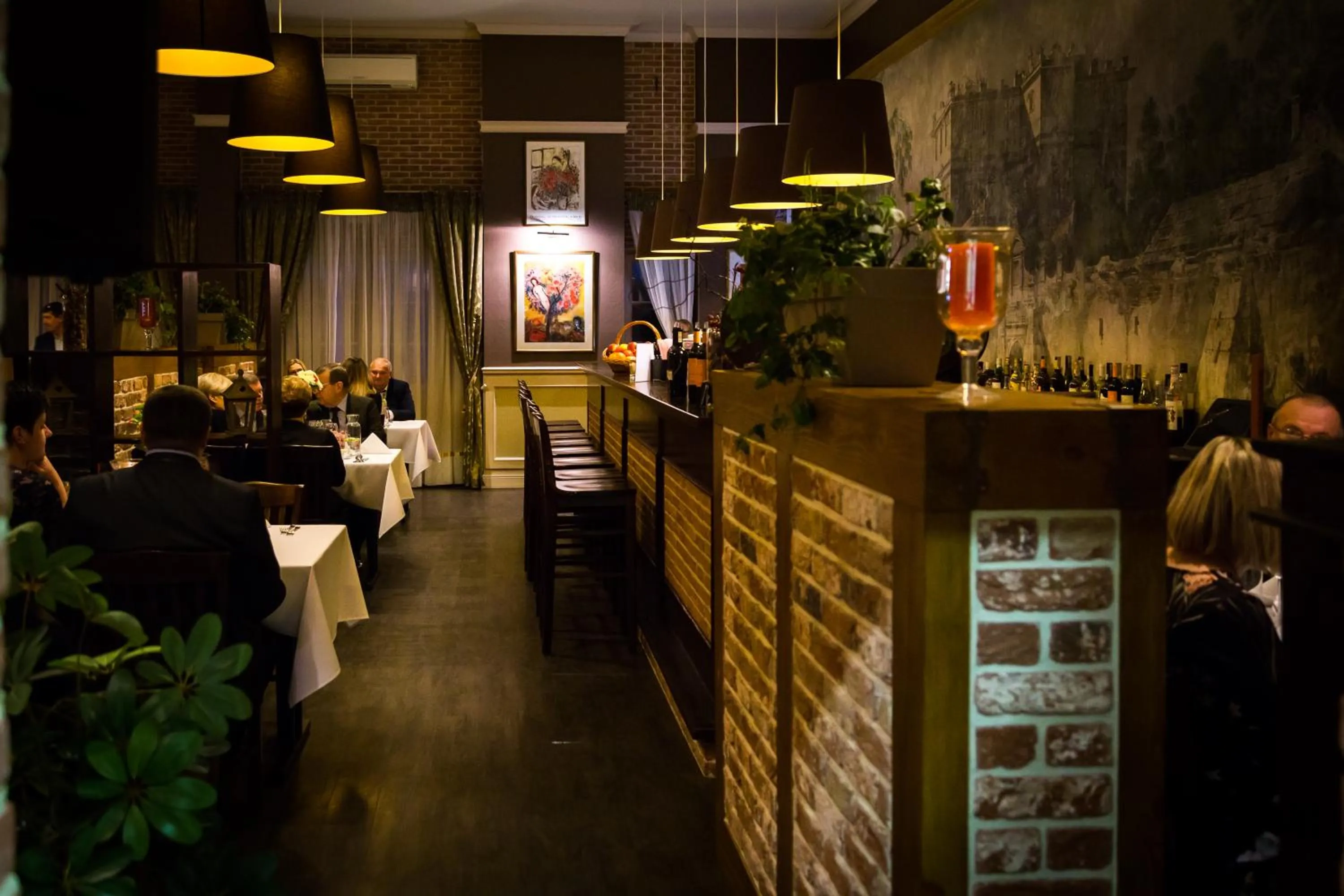 Restaurant/places to eat in Maestro Inn