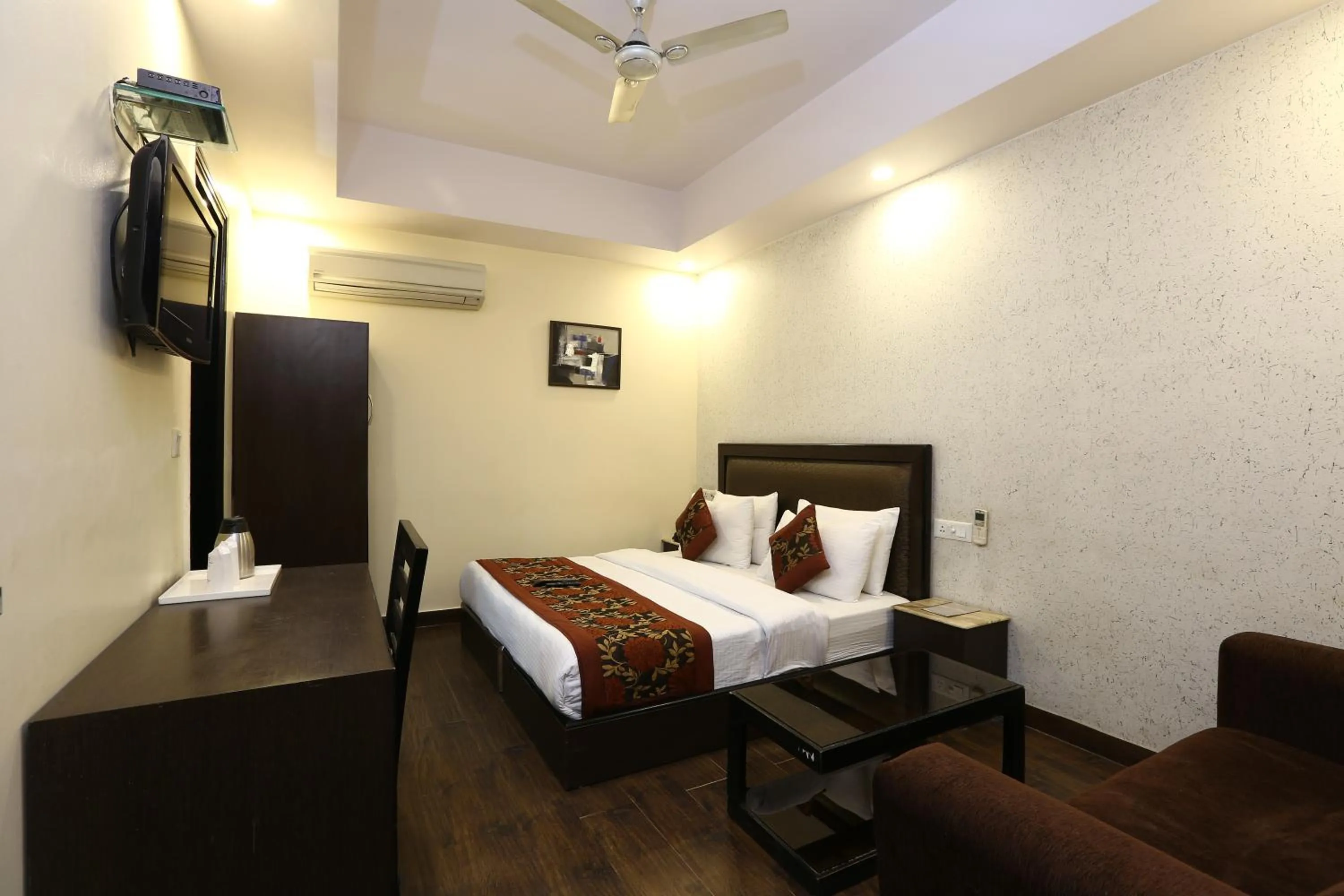 Bedroom, Bed in Hotel Kingston Park near Ganga Ram Hospital