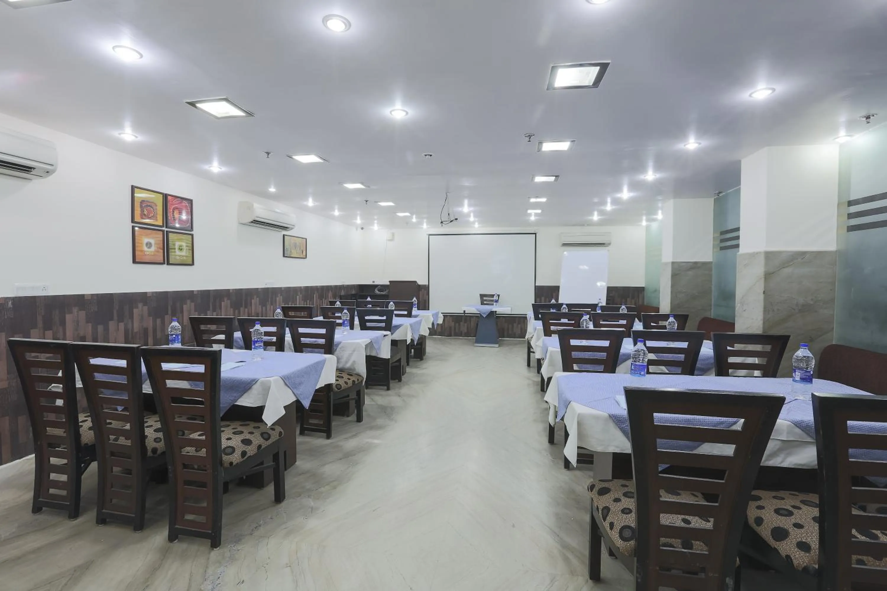 Meeting/conference room in Hotel Kingston Park near Ganga Ram Hospital