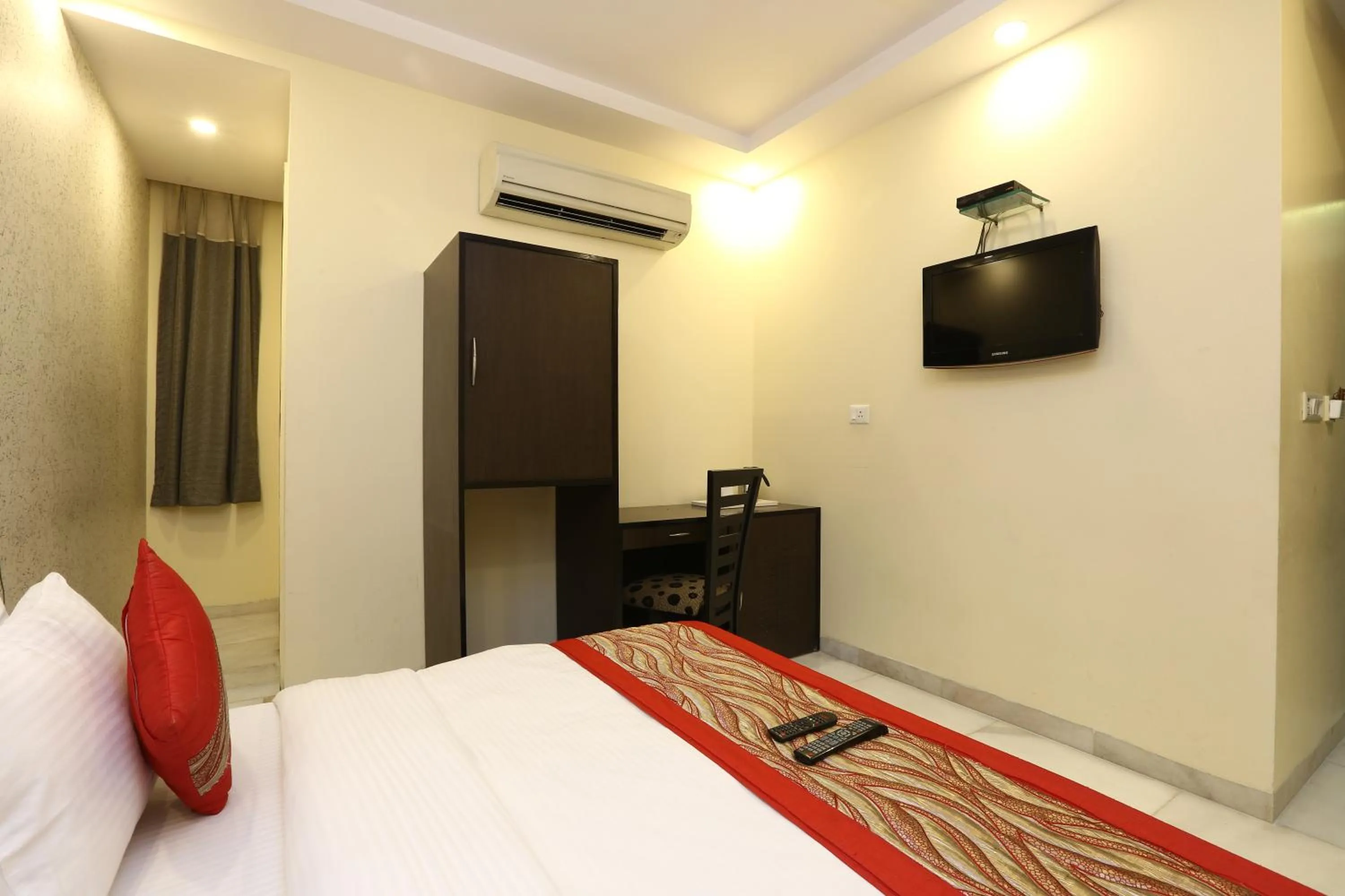 Bedroom, Bed in Hotel Kingston Park near Ganga Ram Hospital