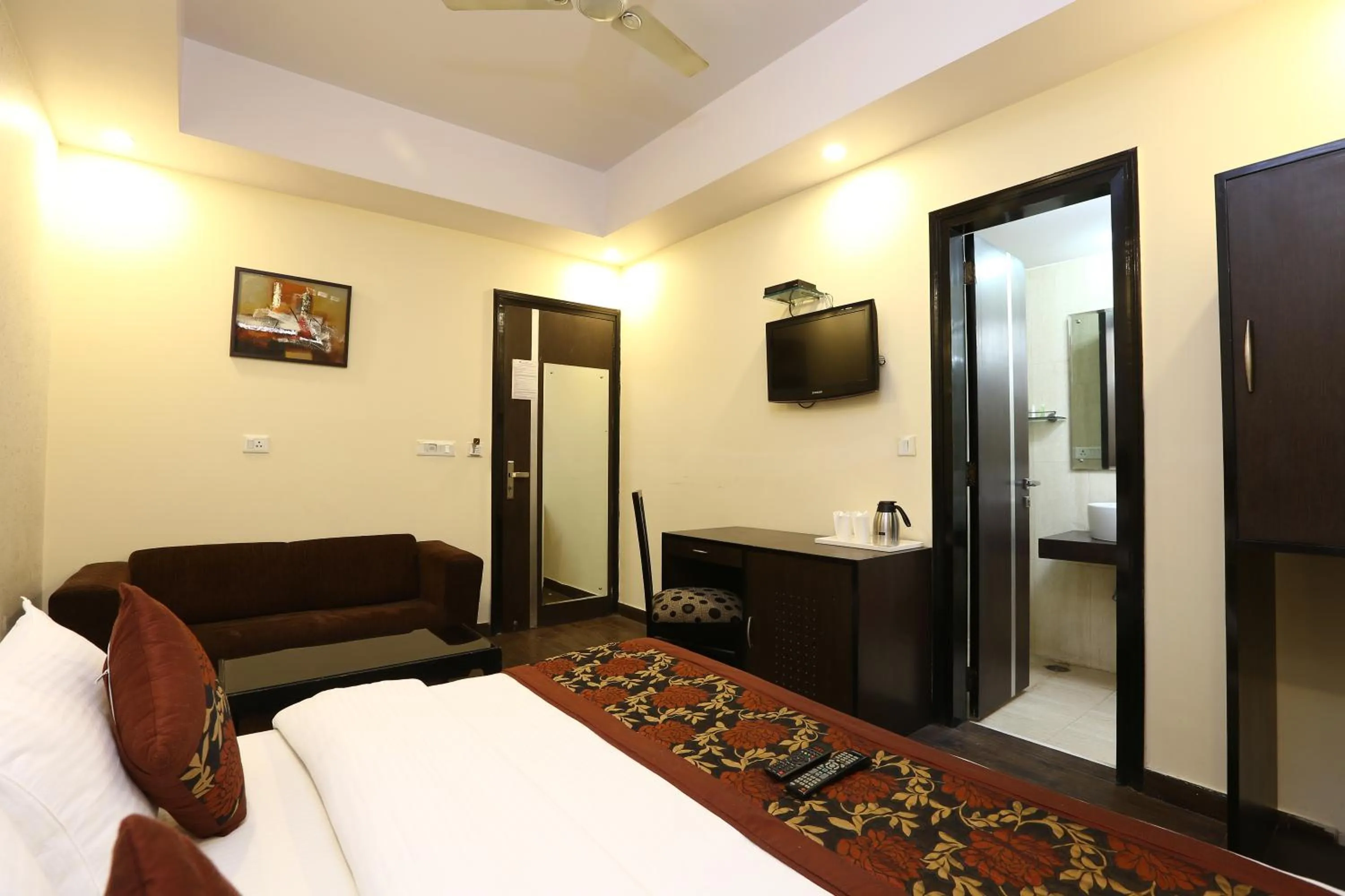 Bedroom, Bed in Hotel Kingston Park near Ganga Ram Hospital