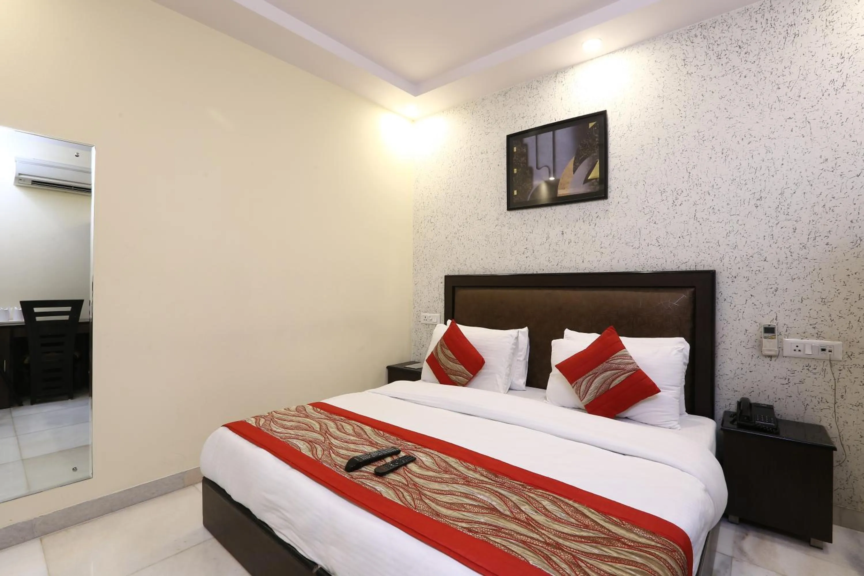 Bedroom, Bed in Hotel Kingston Park near Ganga Ram Hospital