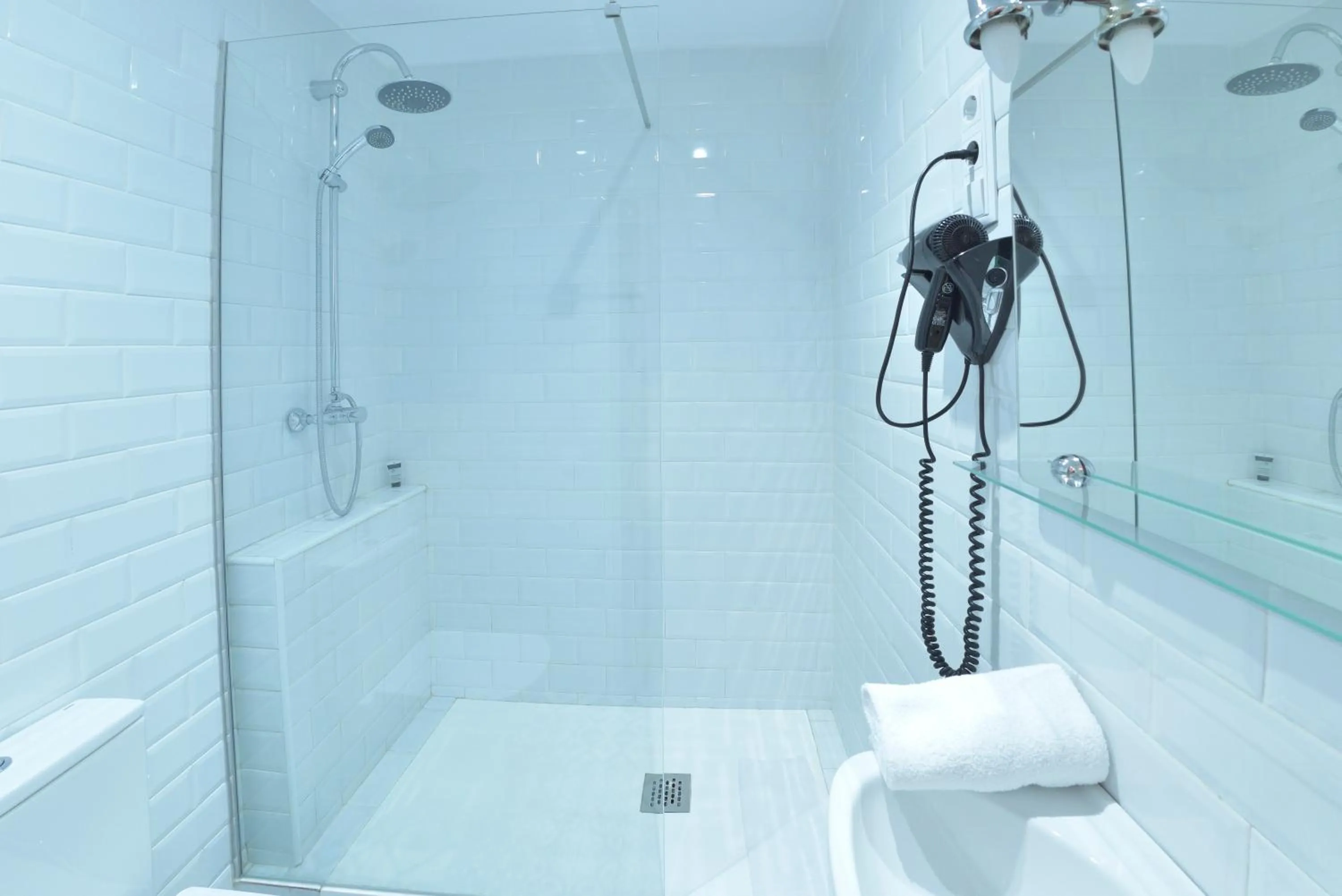 Bathroom in Hostal Girona