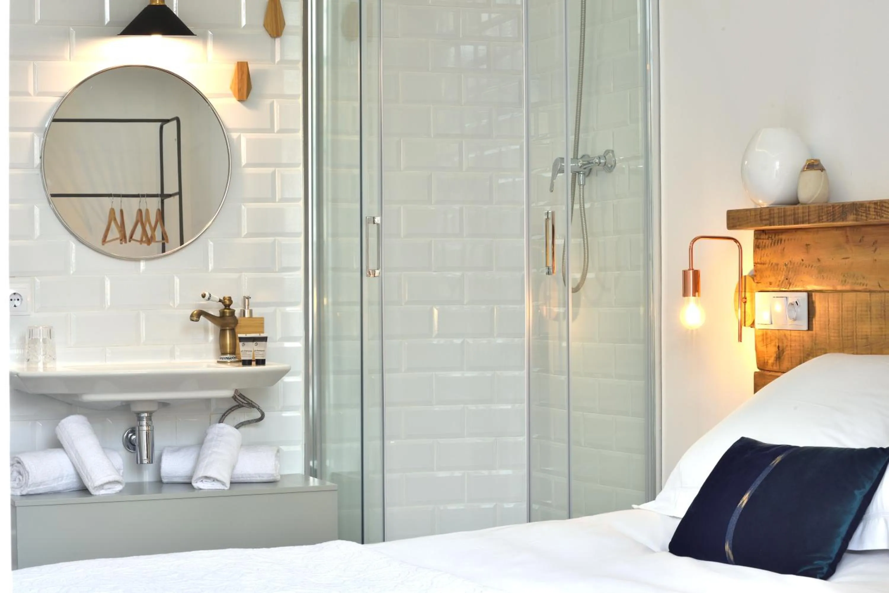 Shower, Bed in Hostal Girona