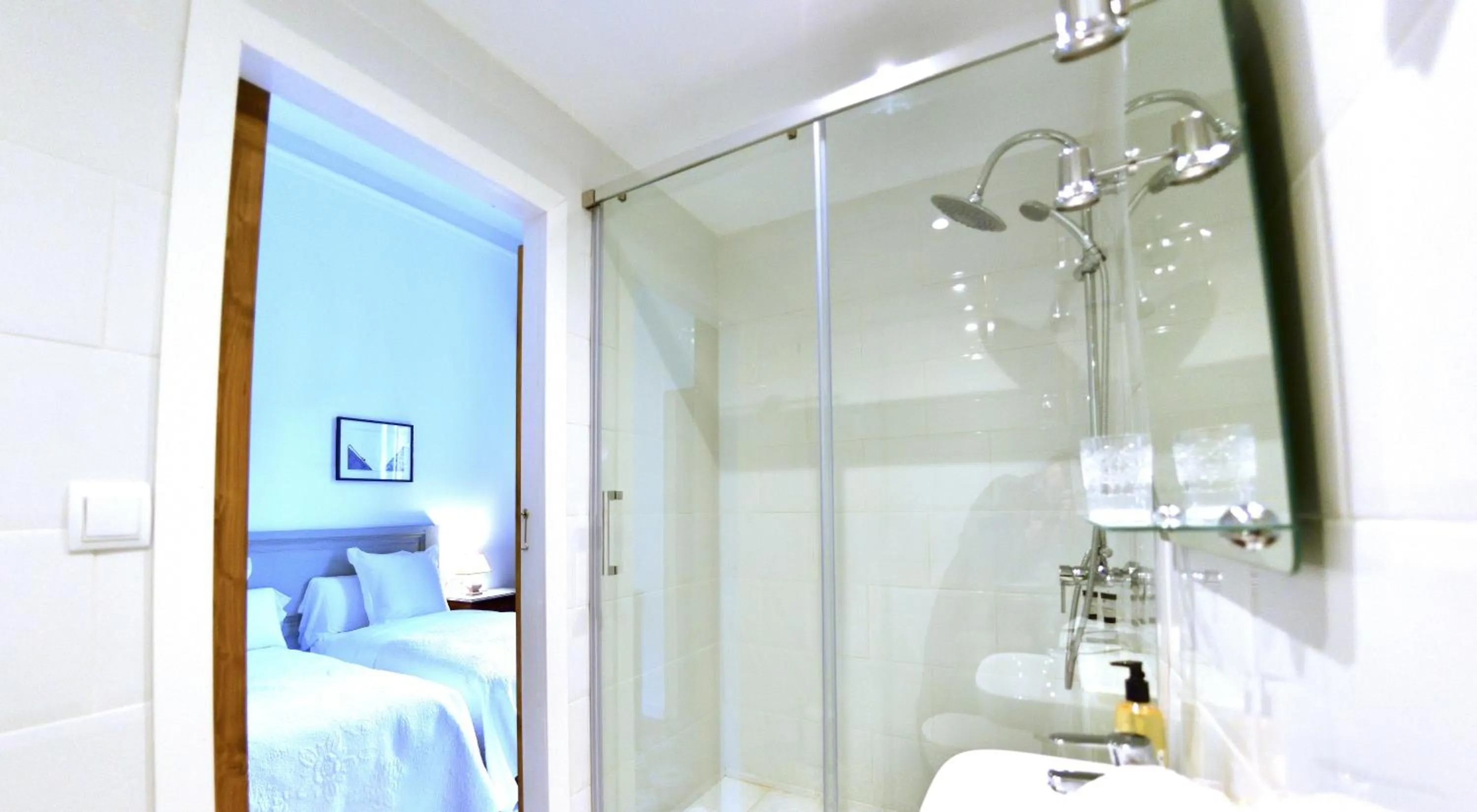 Bathroom in Hostal Girona