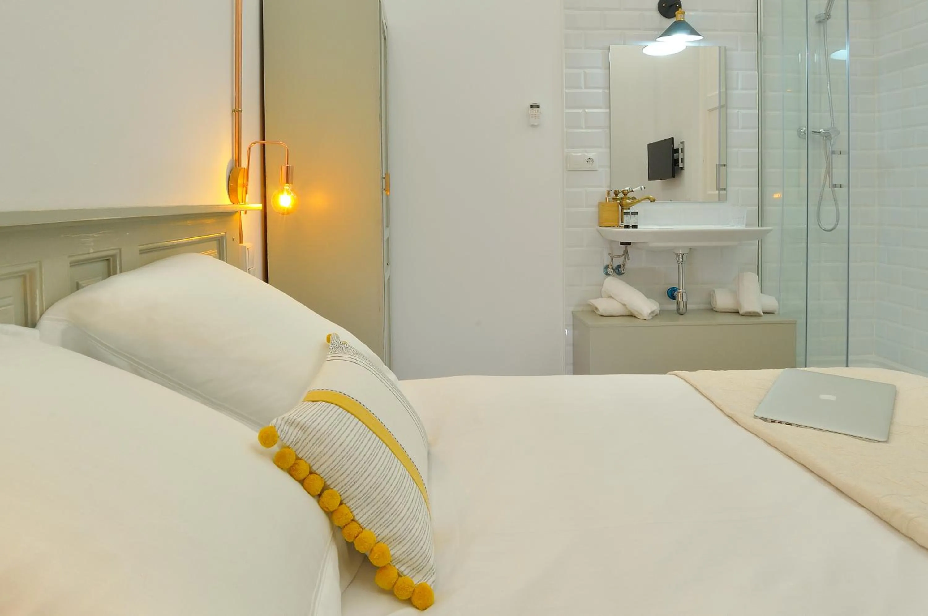 Bathroom, Bed in Hostal Girona