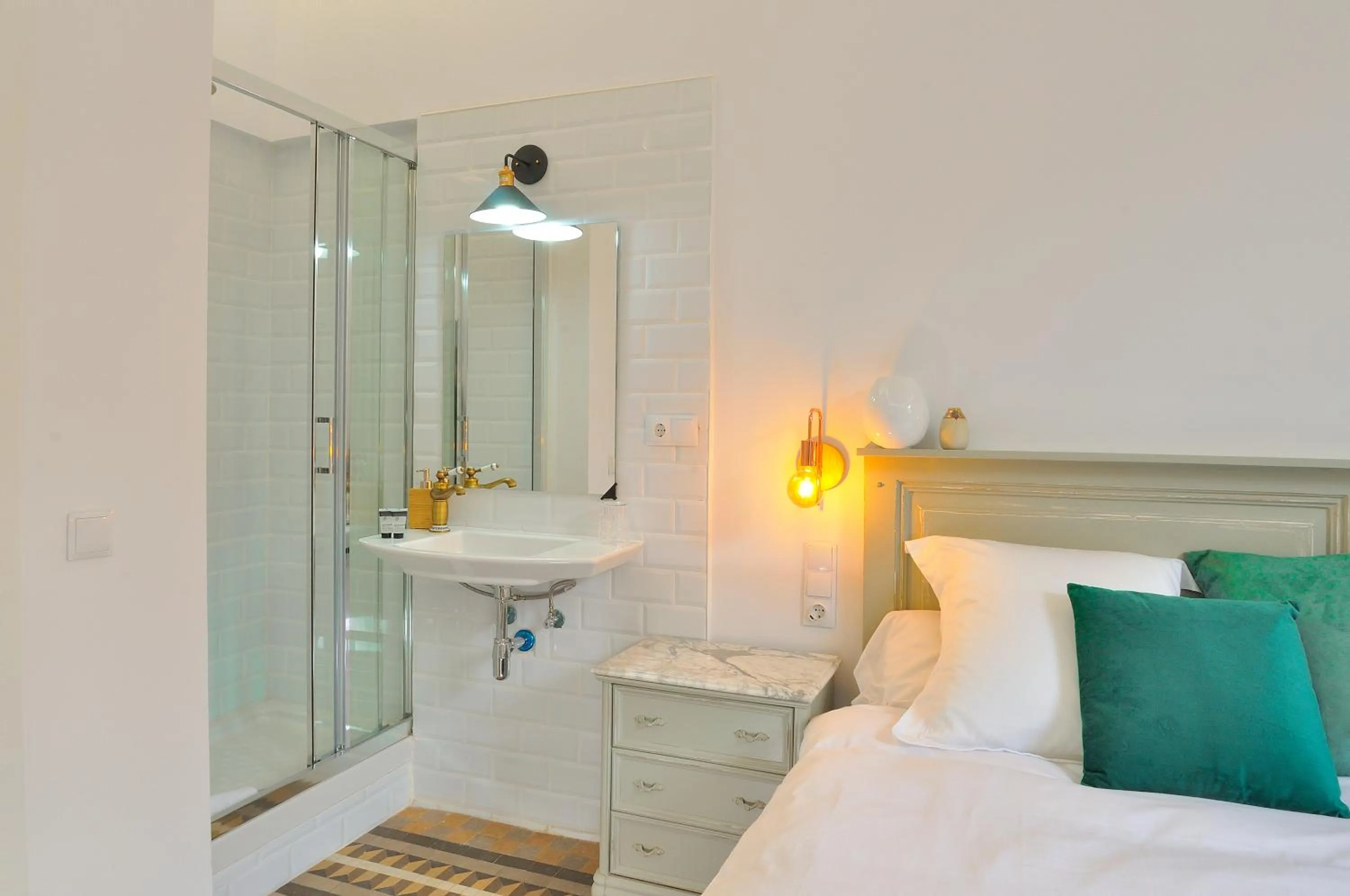 Shower, Bed in Hostal Girona