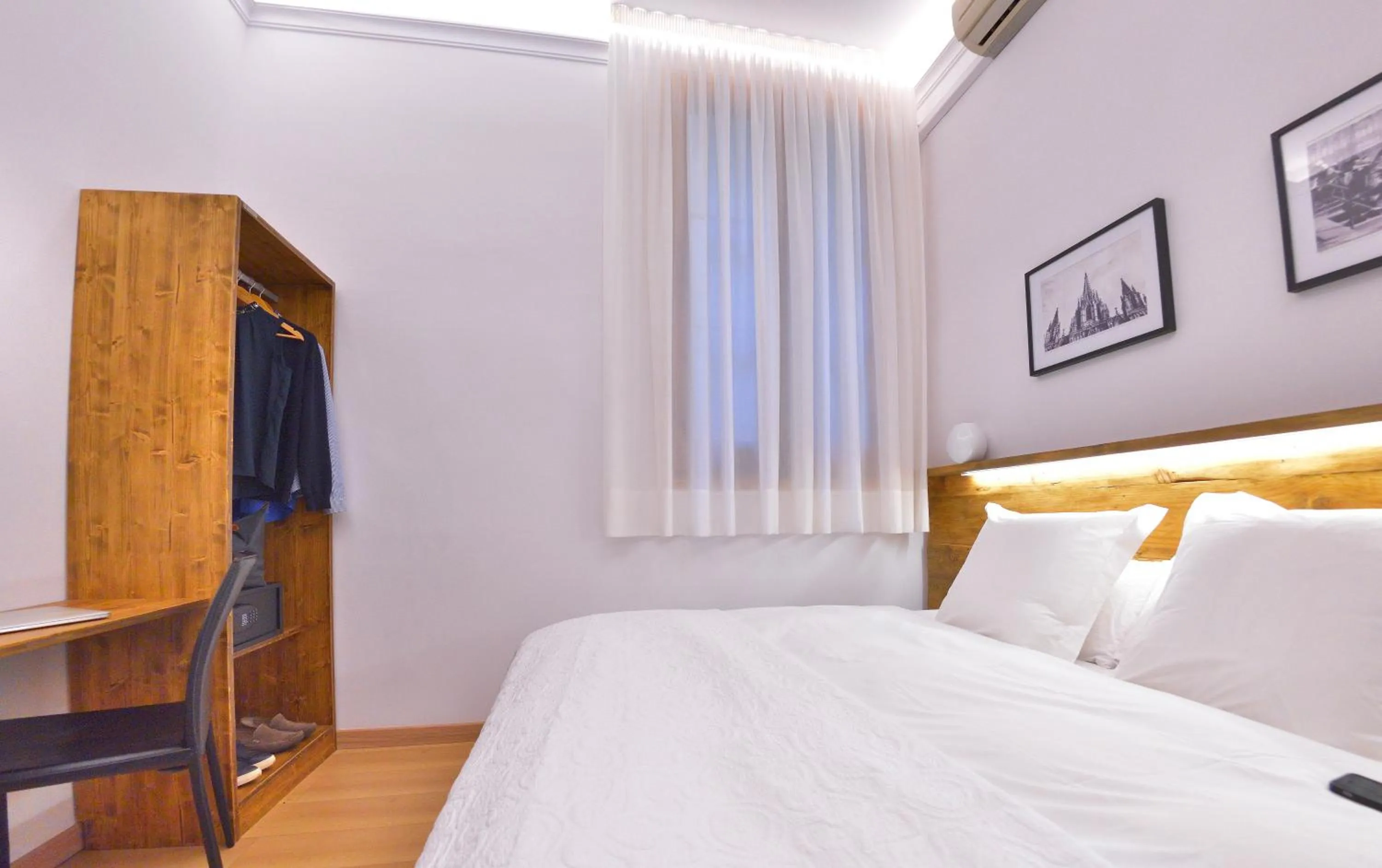Bedroom, Bed in Hostal Girona