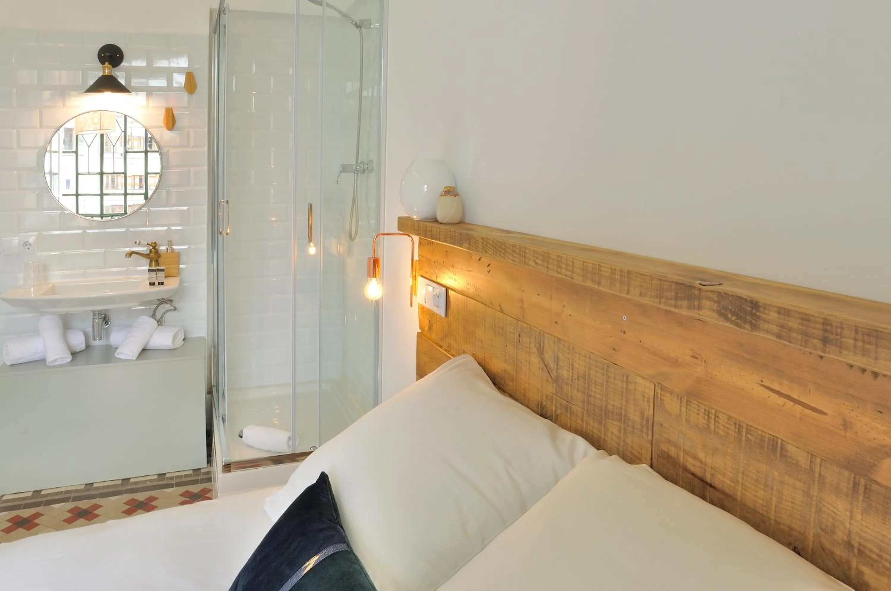 Bathroom, Bed in Hostal Girona