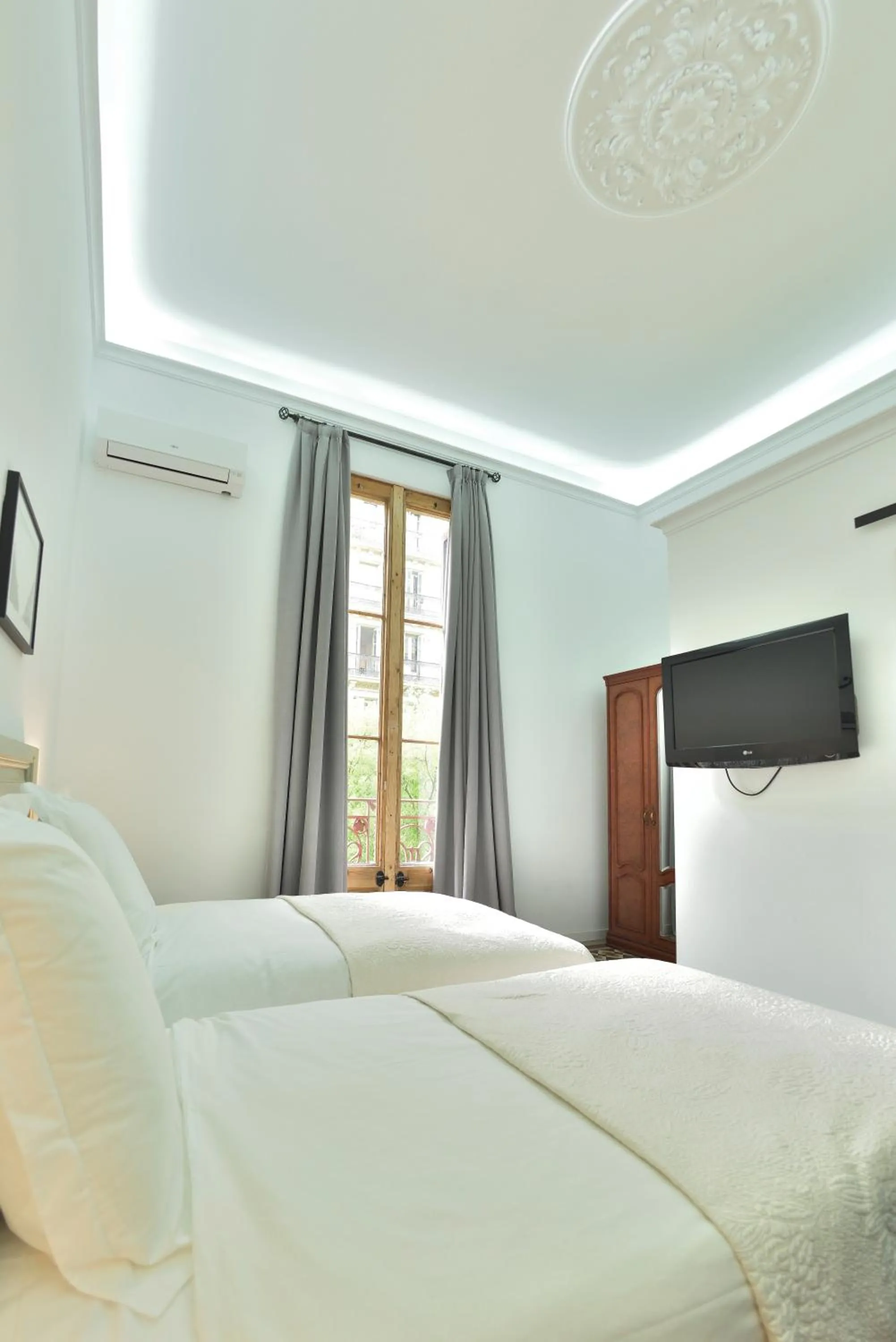 Balcony/Terrace, Bed in Hostal Girona