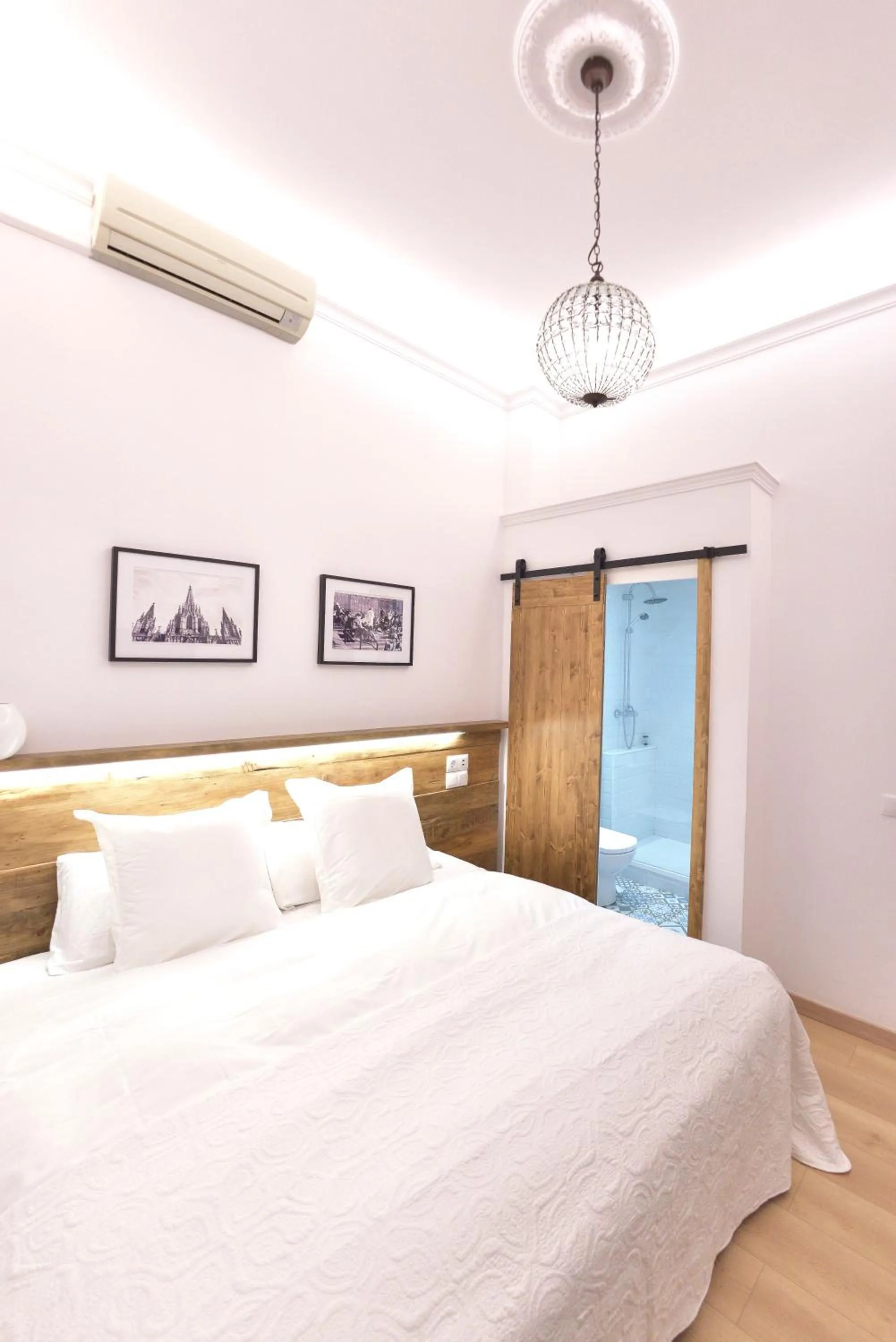 Bathroom, Bed in Hostal Girona