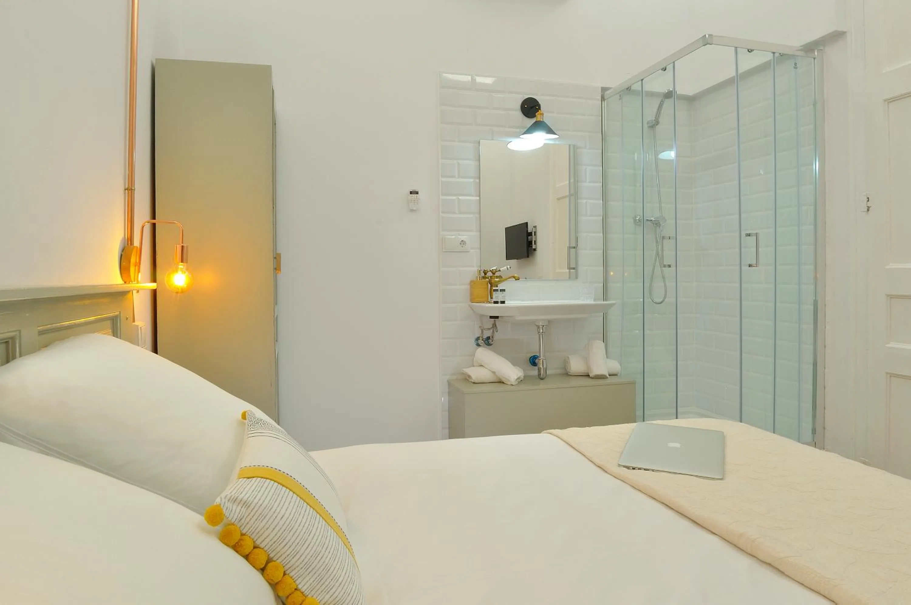 Shower, Bed in Hostal Girona