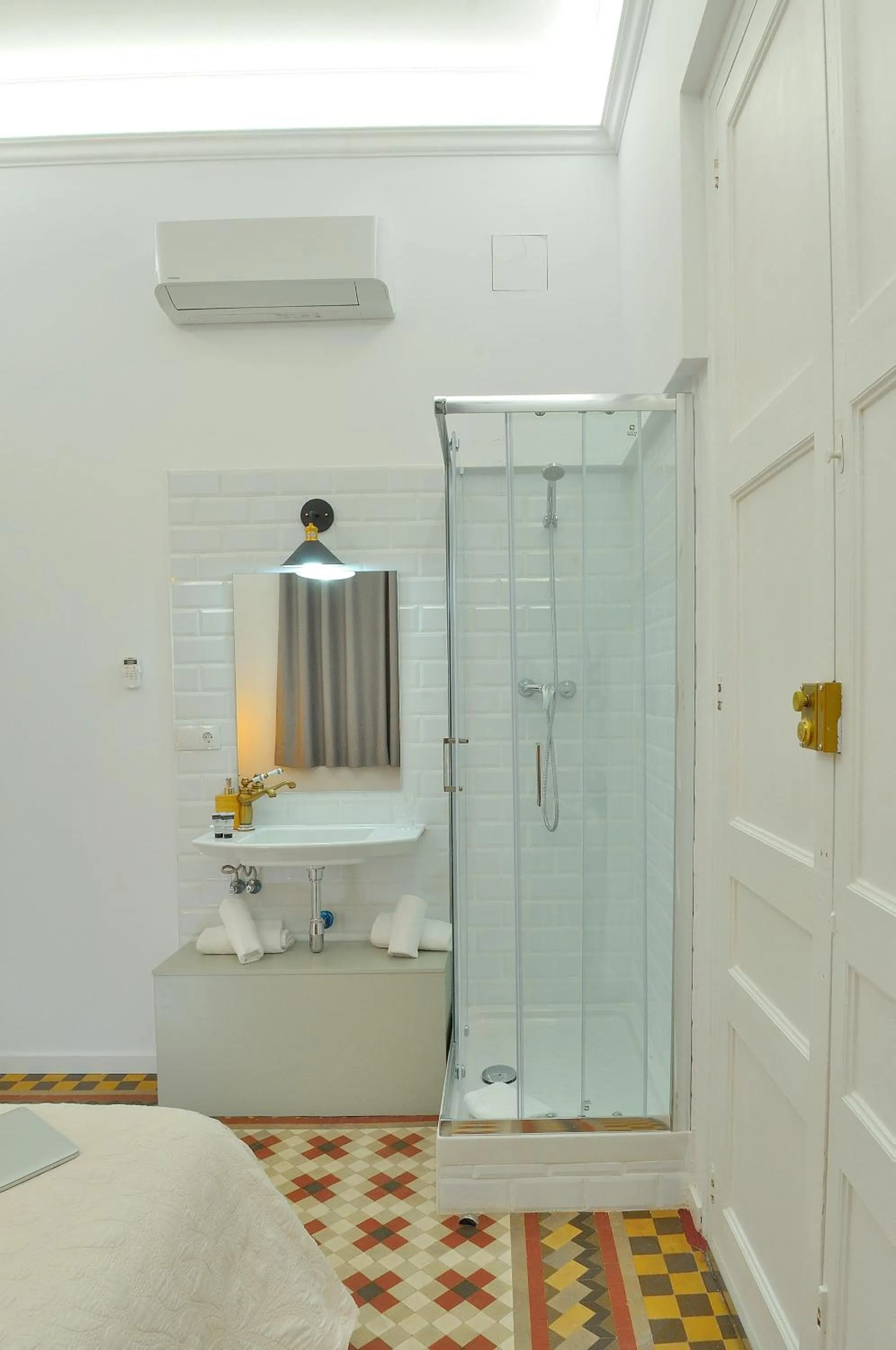 Shower in Hostal Girona