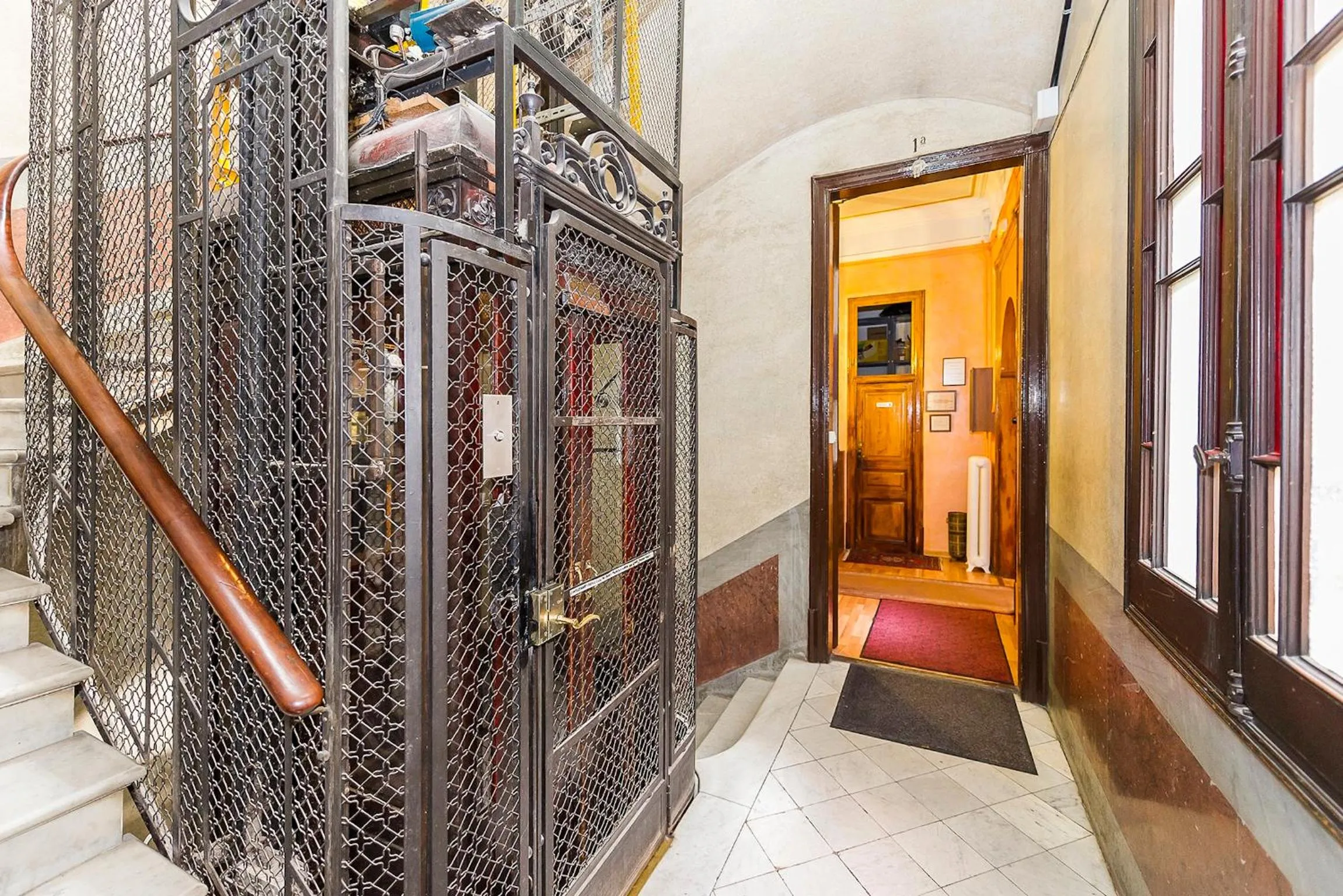 Facade/entrance in Hostal Girona