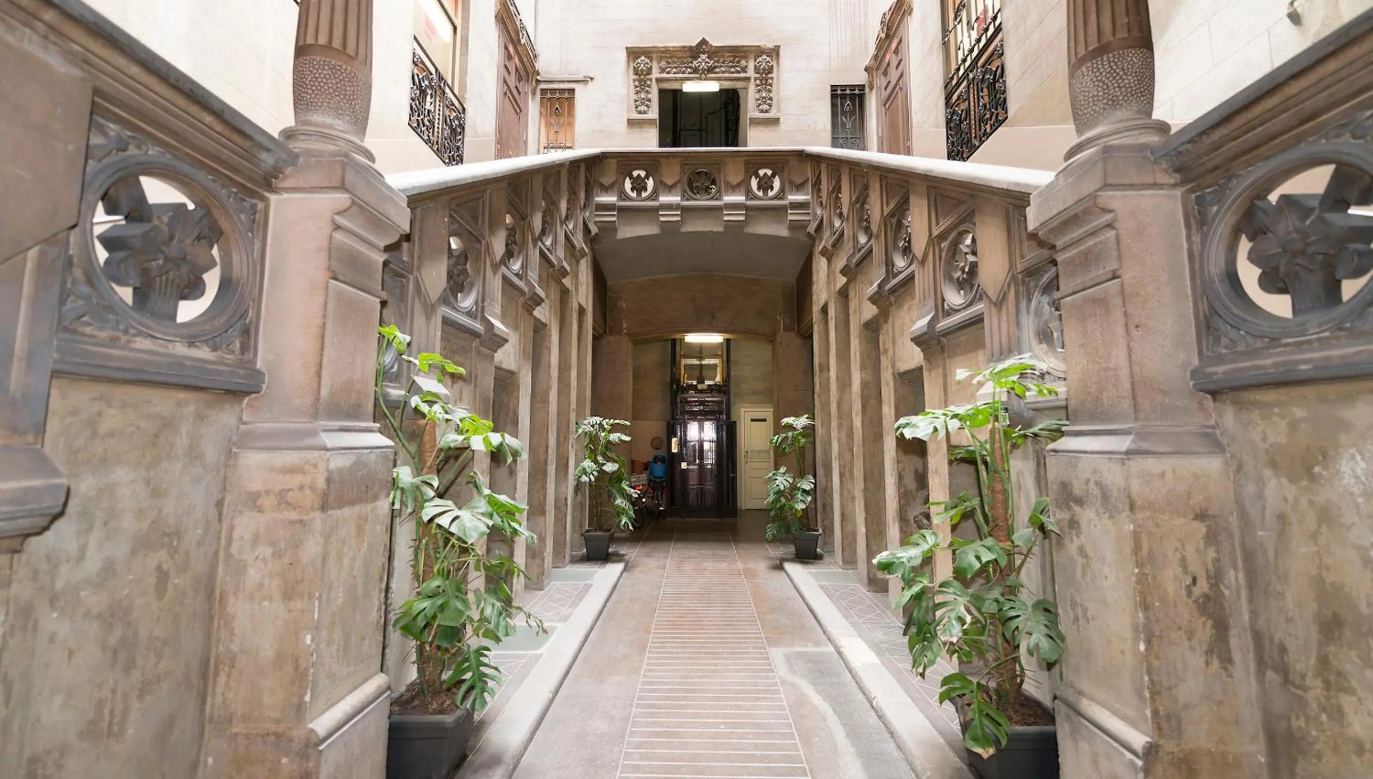 Facade/entrance in Hostal Girona