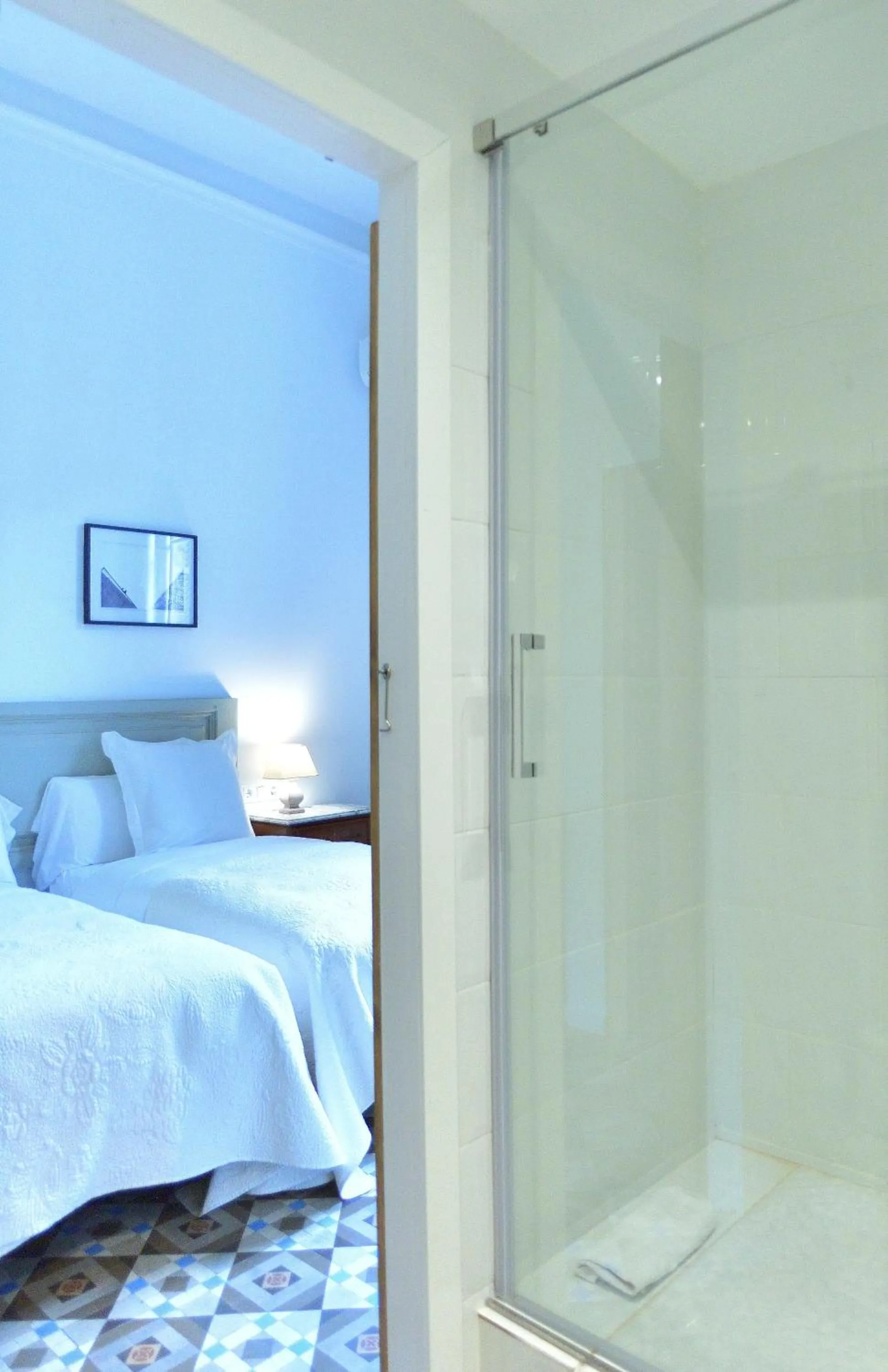 Bathroom, Bed in Hostal Girona