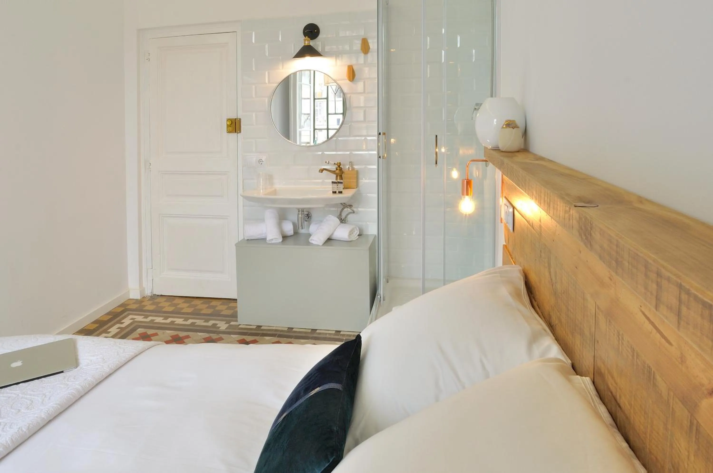 Shower, Bed in Hostal Girona