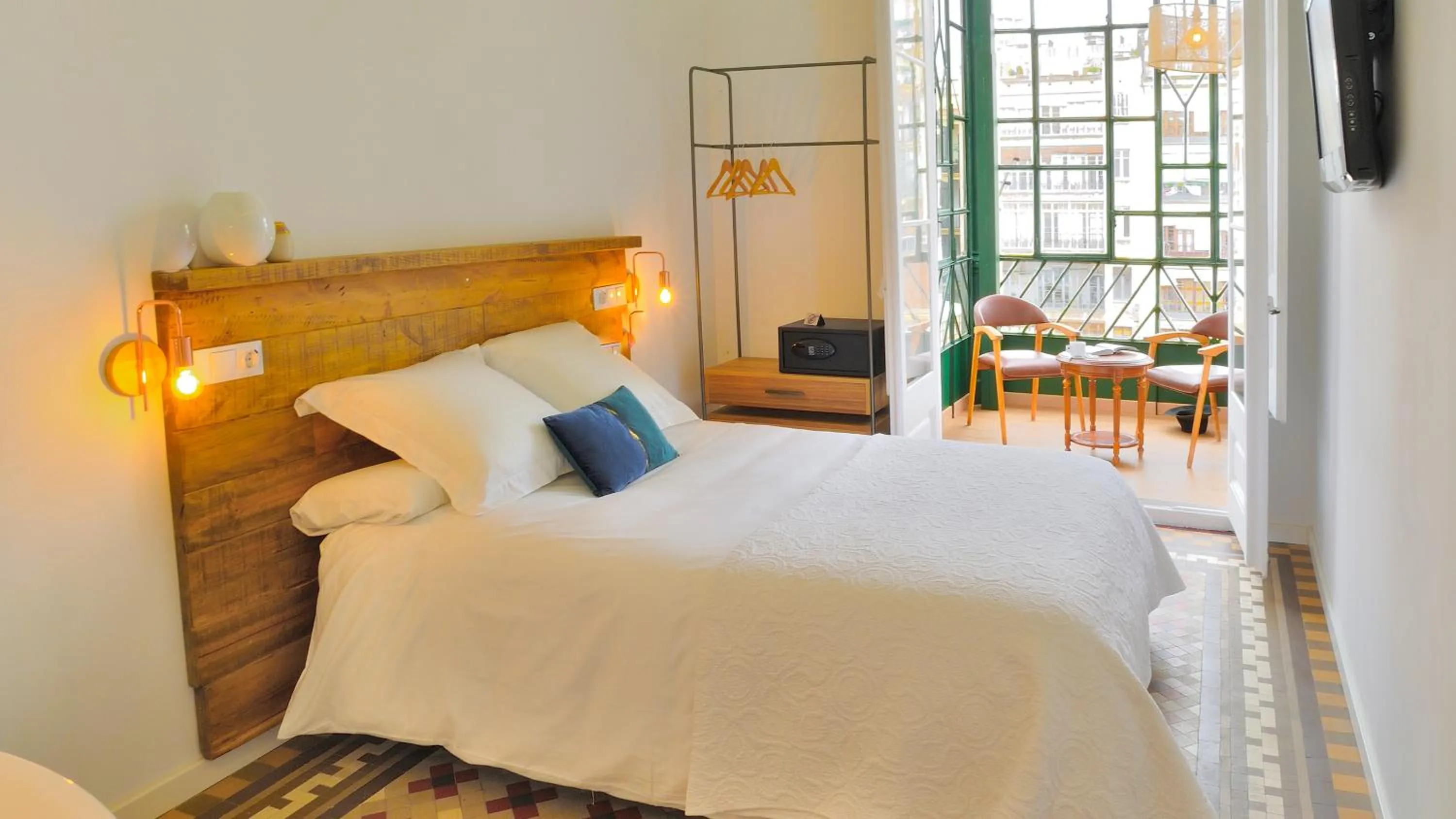 Inner courtyard view, Bed in Hostal Girona