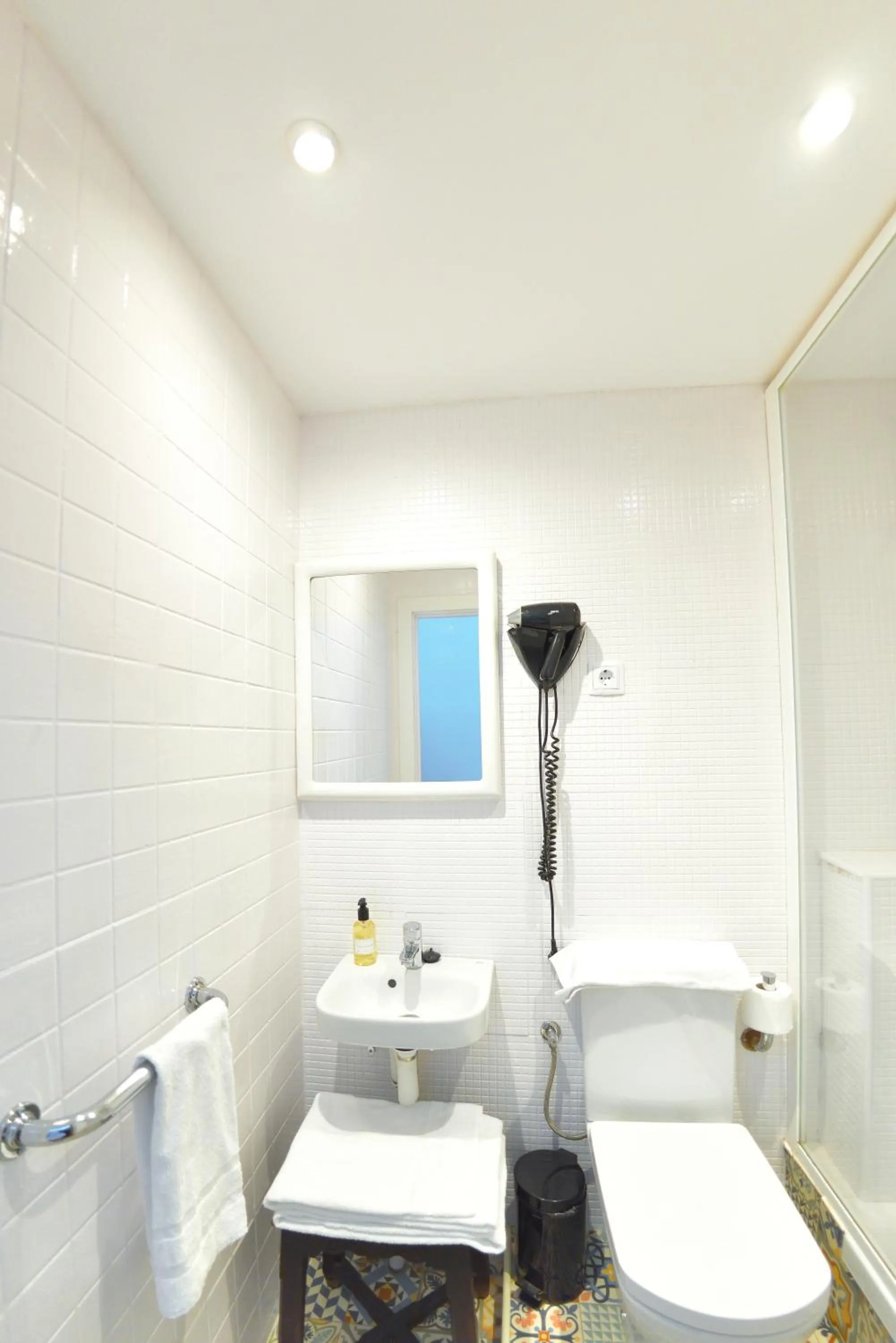 Bathroom in Hostal Girona