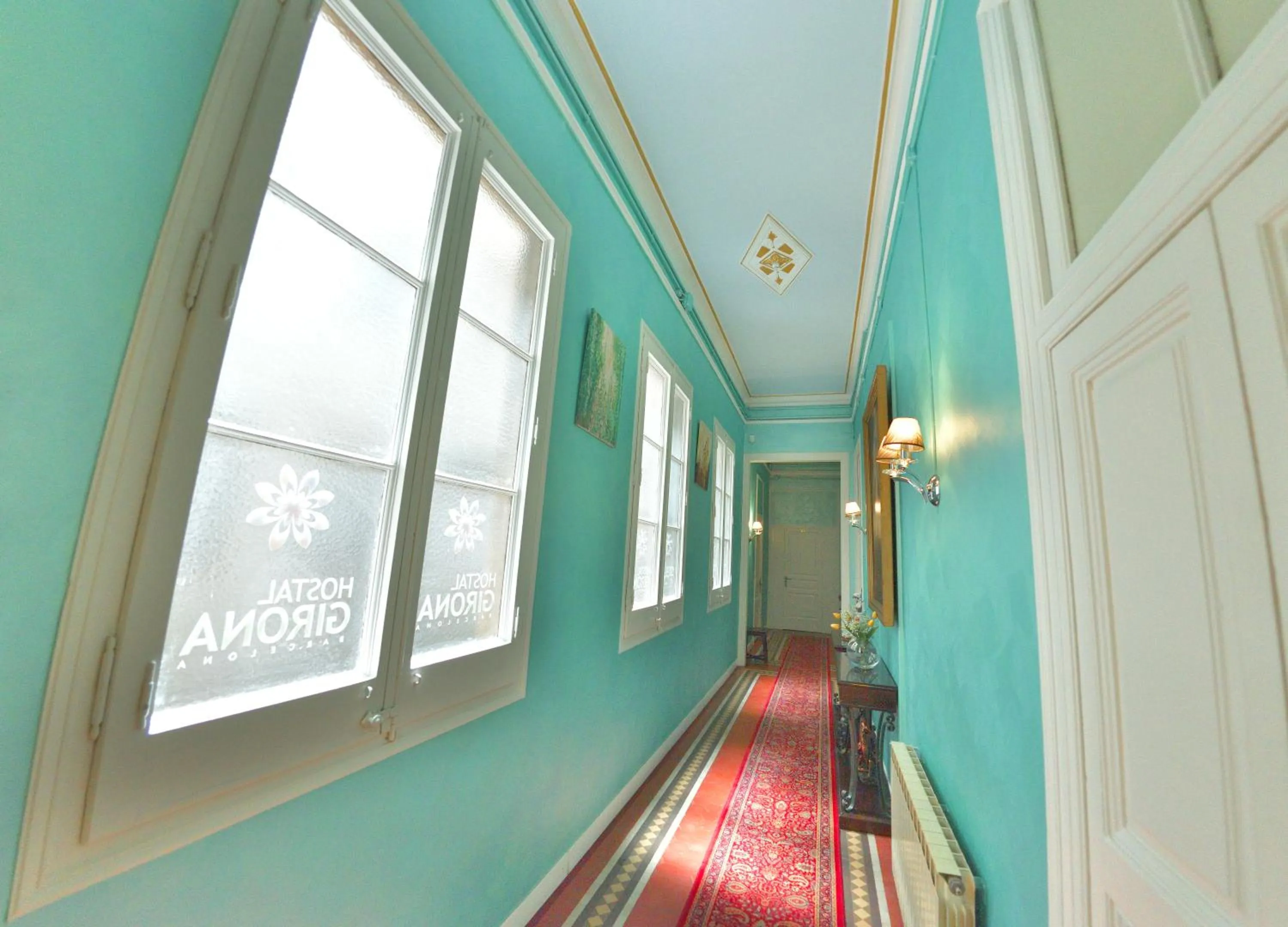 Communal lounge/ TV room in Hostal Girona