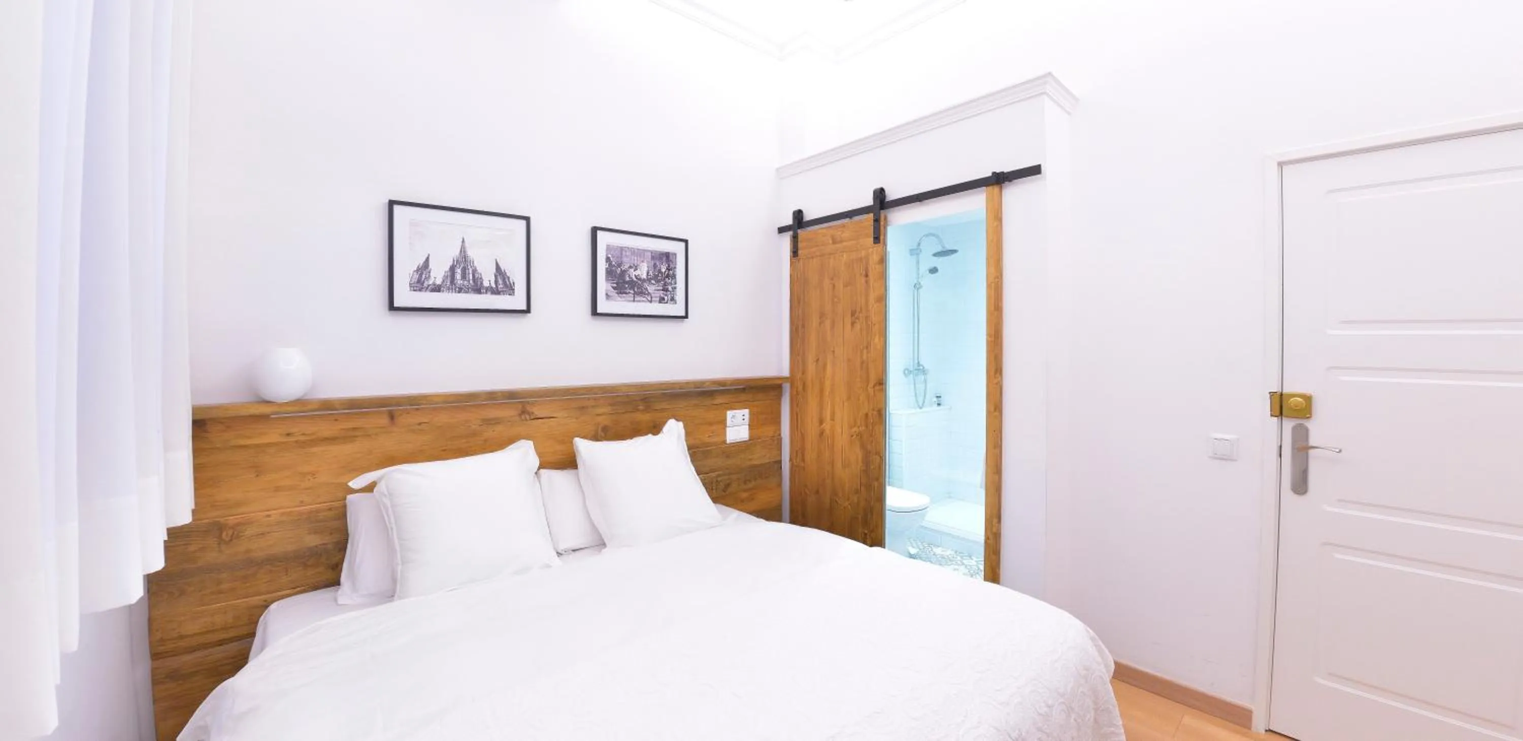 Bathroom, Bed in Hostal Girona