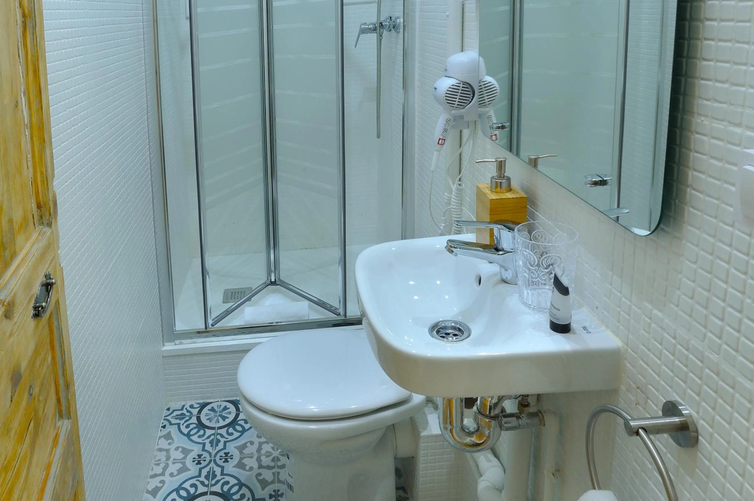 Bathroom in Hostal Girona