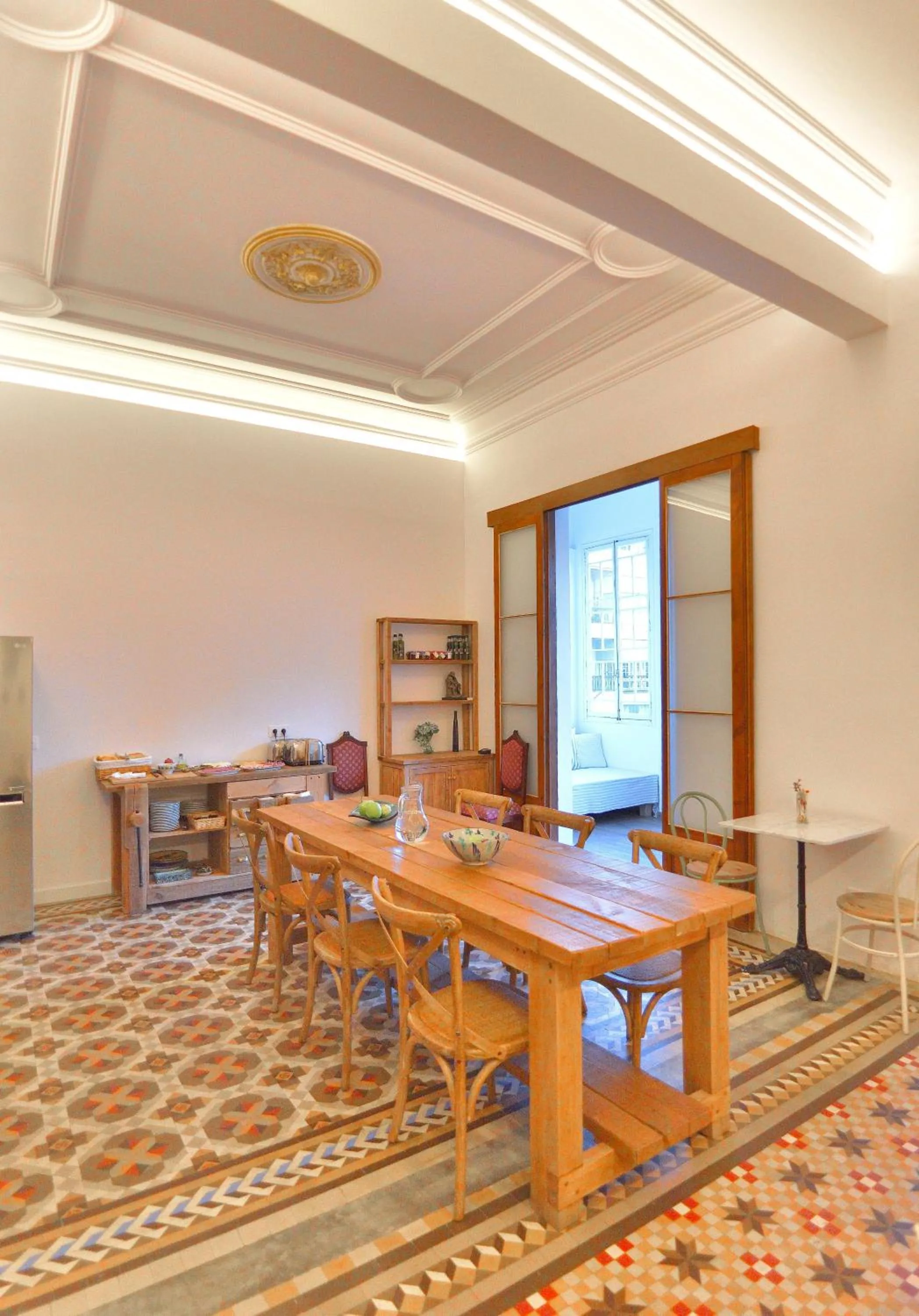 Communal lounge/ TV room in Hostal Girona