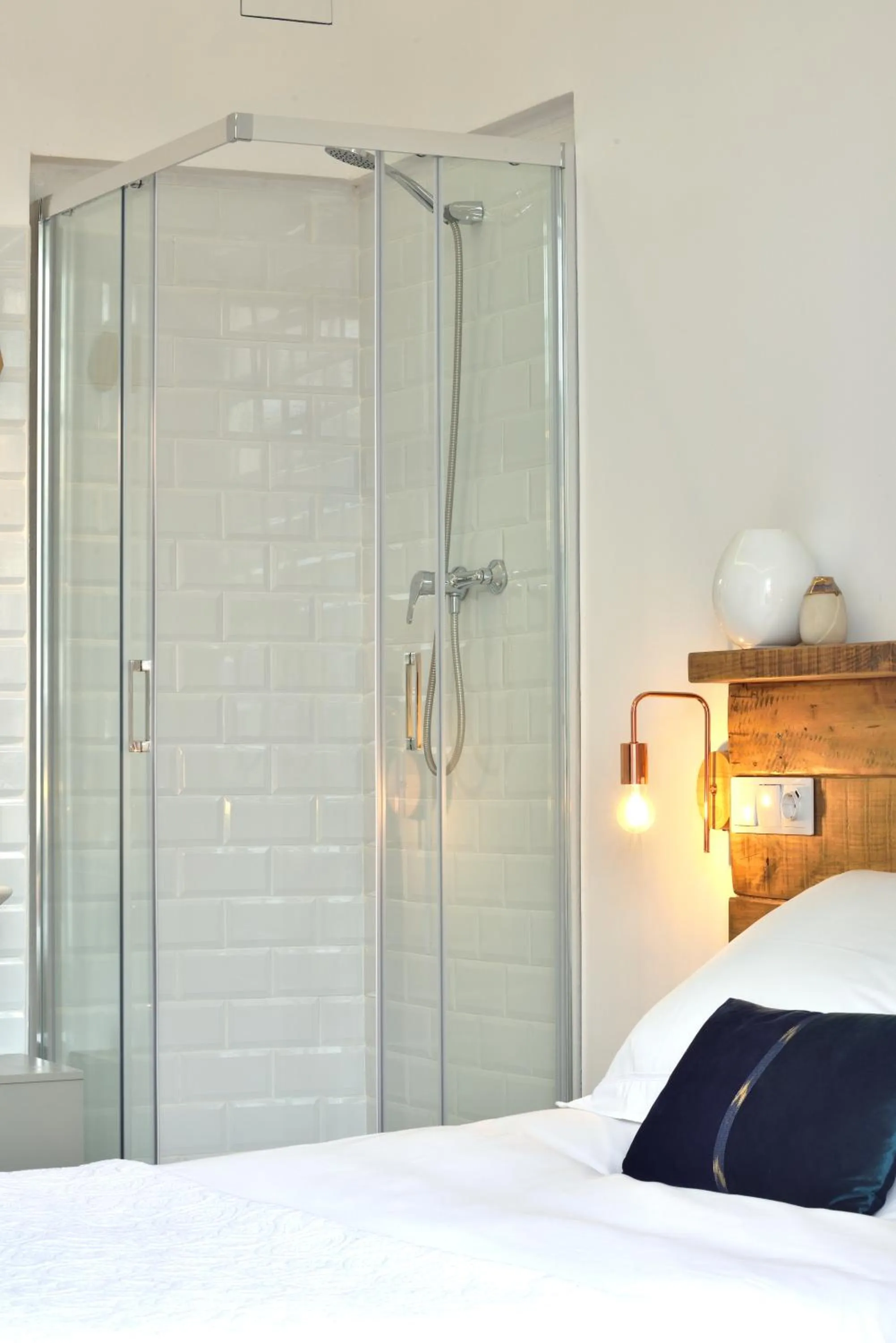Shower, Bed in Hostal Girona